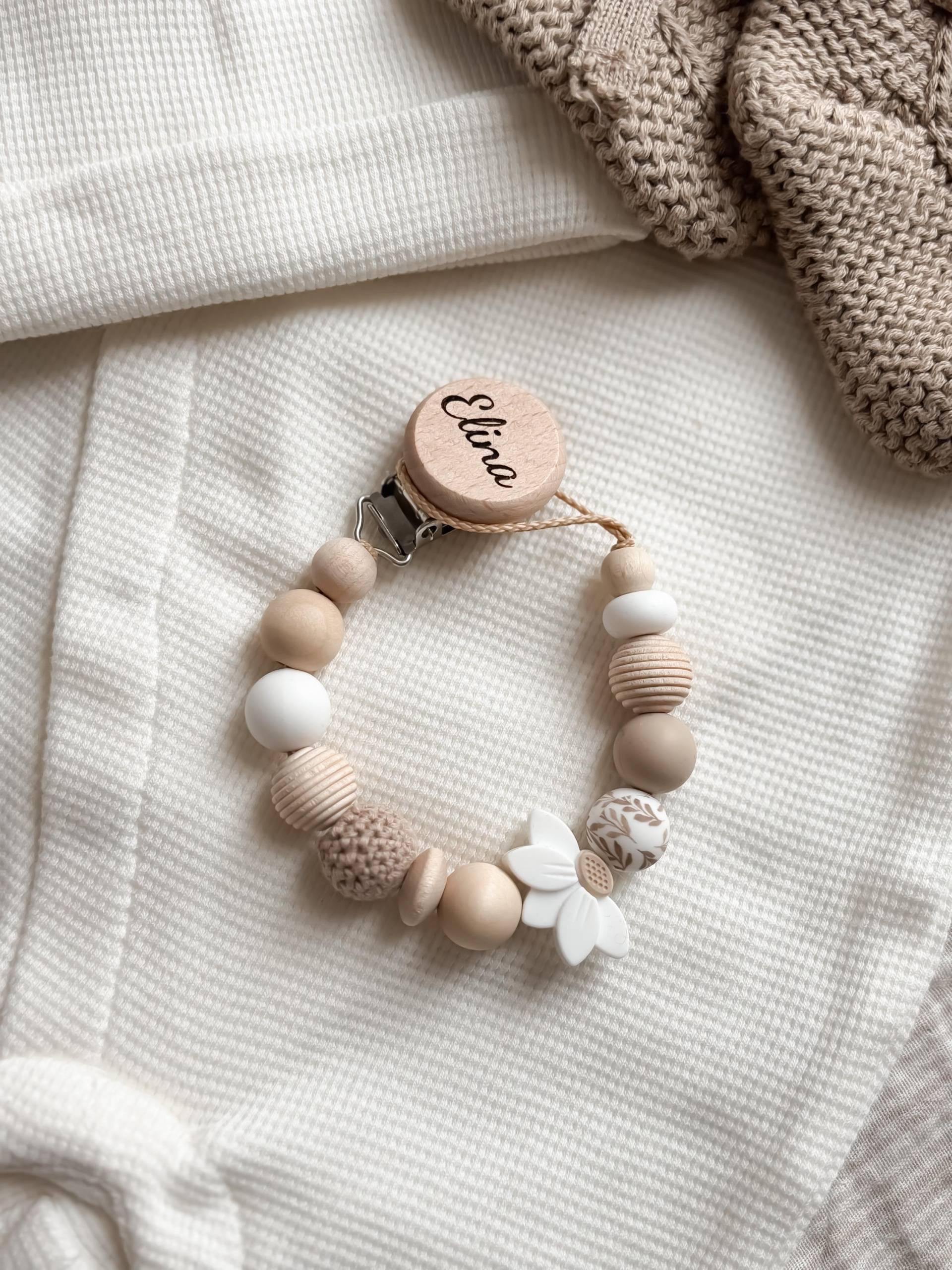 Schnullerkette Mit Namen - Personalisiert Blüte in Weiß Mädchen -Geschenke Zur Geburt Und Taufe Schnullerkette Mit Namen - Personalisiert Blüte in Weiß Mädchen -Geschenke Zur Geburt Und Taufe von Etsy - LeukkStudio