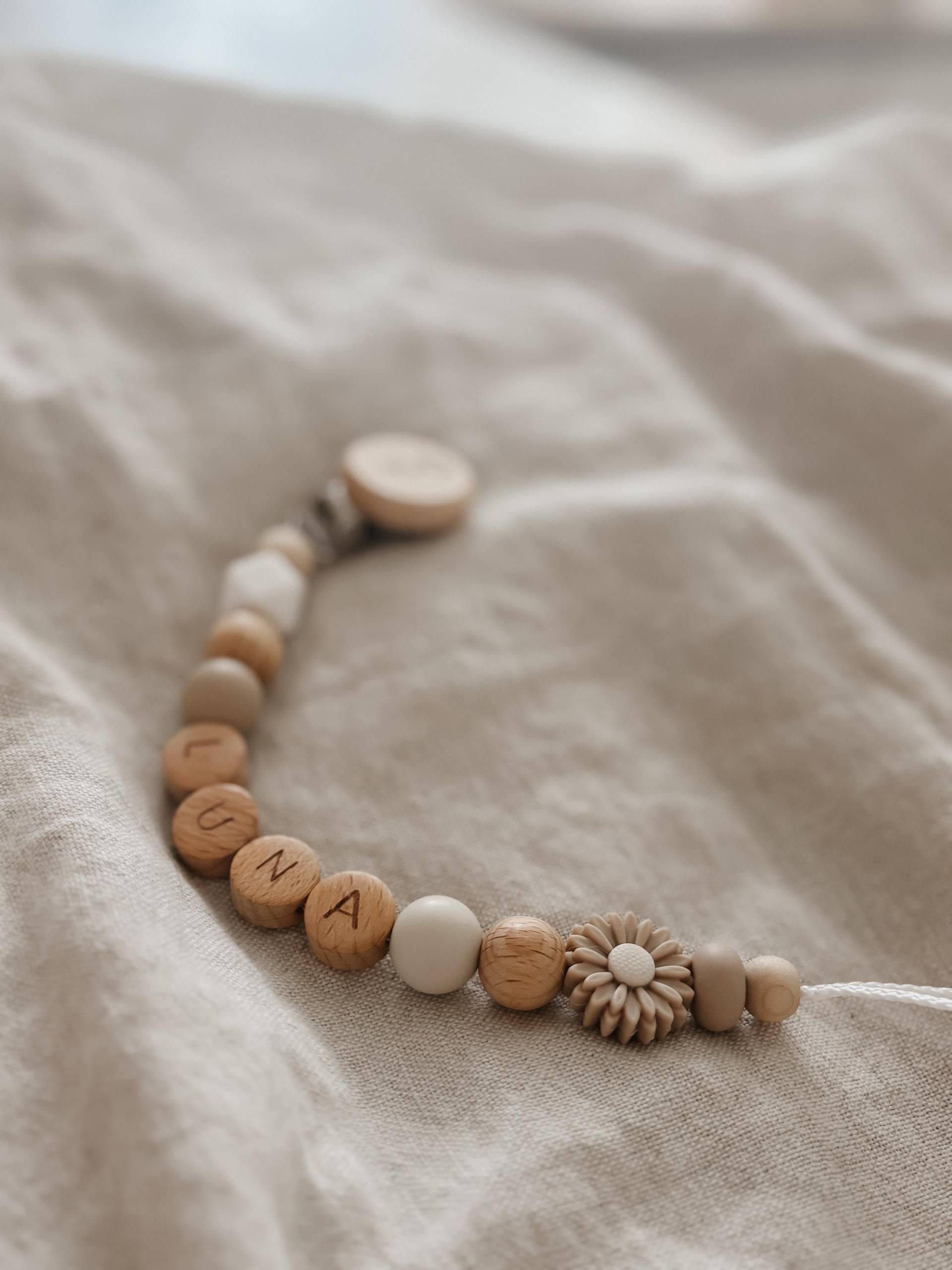 Schnullerkette Mit Namen Personalisiert - Blume Beige Geschenk Geburt von Etsy - LeukkStudio