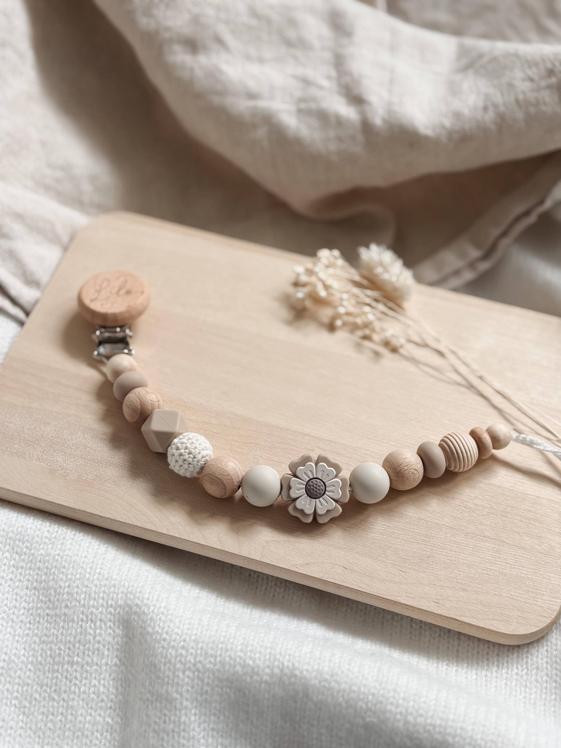 Schnullerkette Mit Namen Personalisiert - Blume Beige Geschenk Geburt von Etsy - LeukkStudio