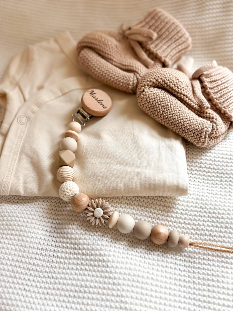 Schnullerkette Mit Namen - Personalisiert Blume Beige Geschenke Zur Geburt Und Taufe von Etsy - LeukkStudio