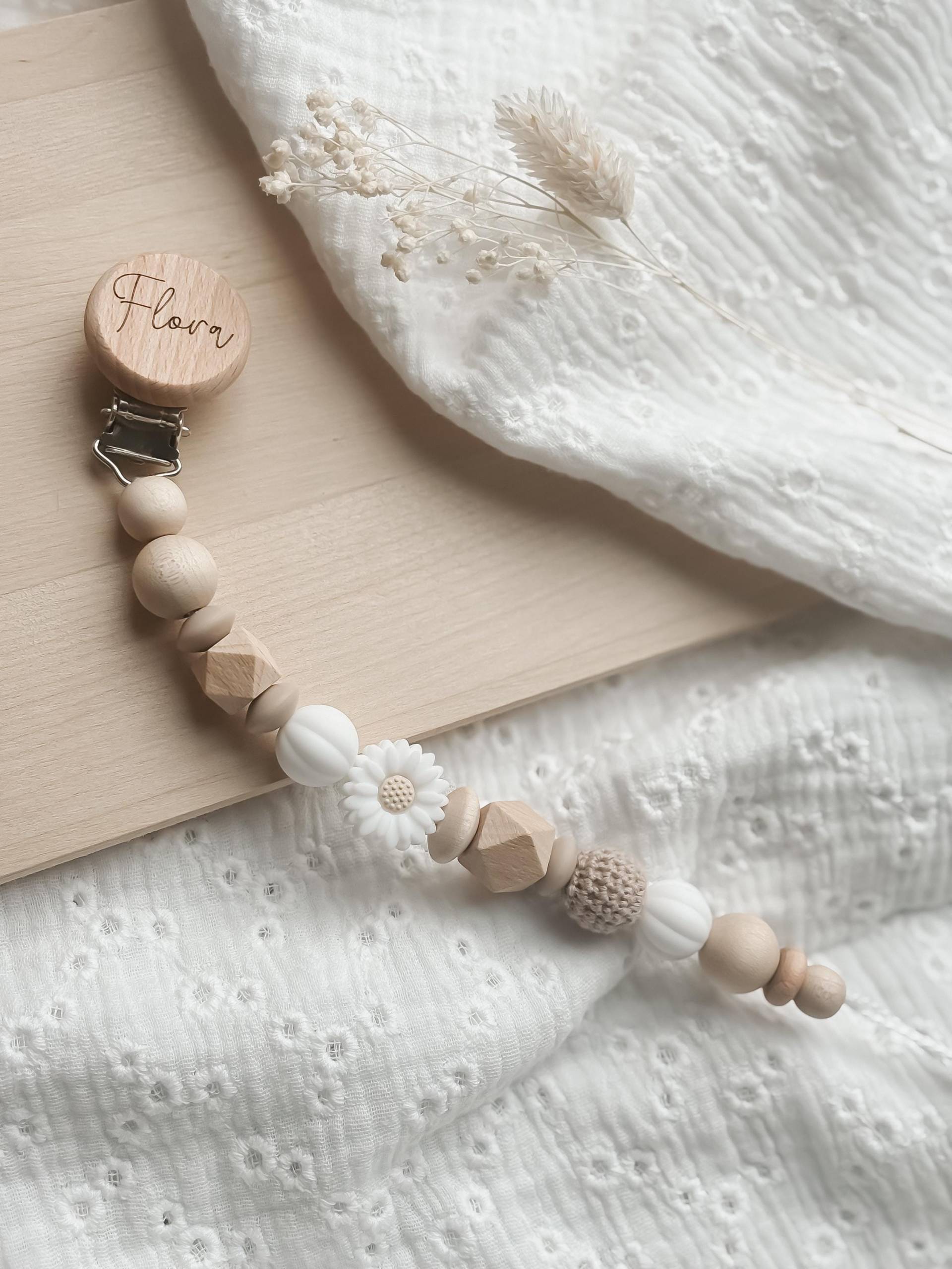 Schnullerkette Mit Namen Personalisiert - Blume Beige Holz Geschenk Geburt von Etsy - LeukkStudio
