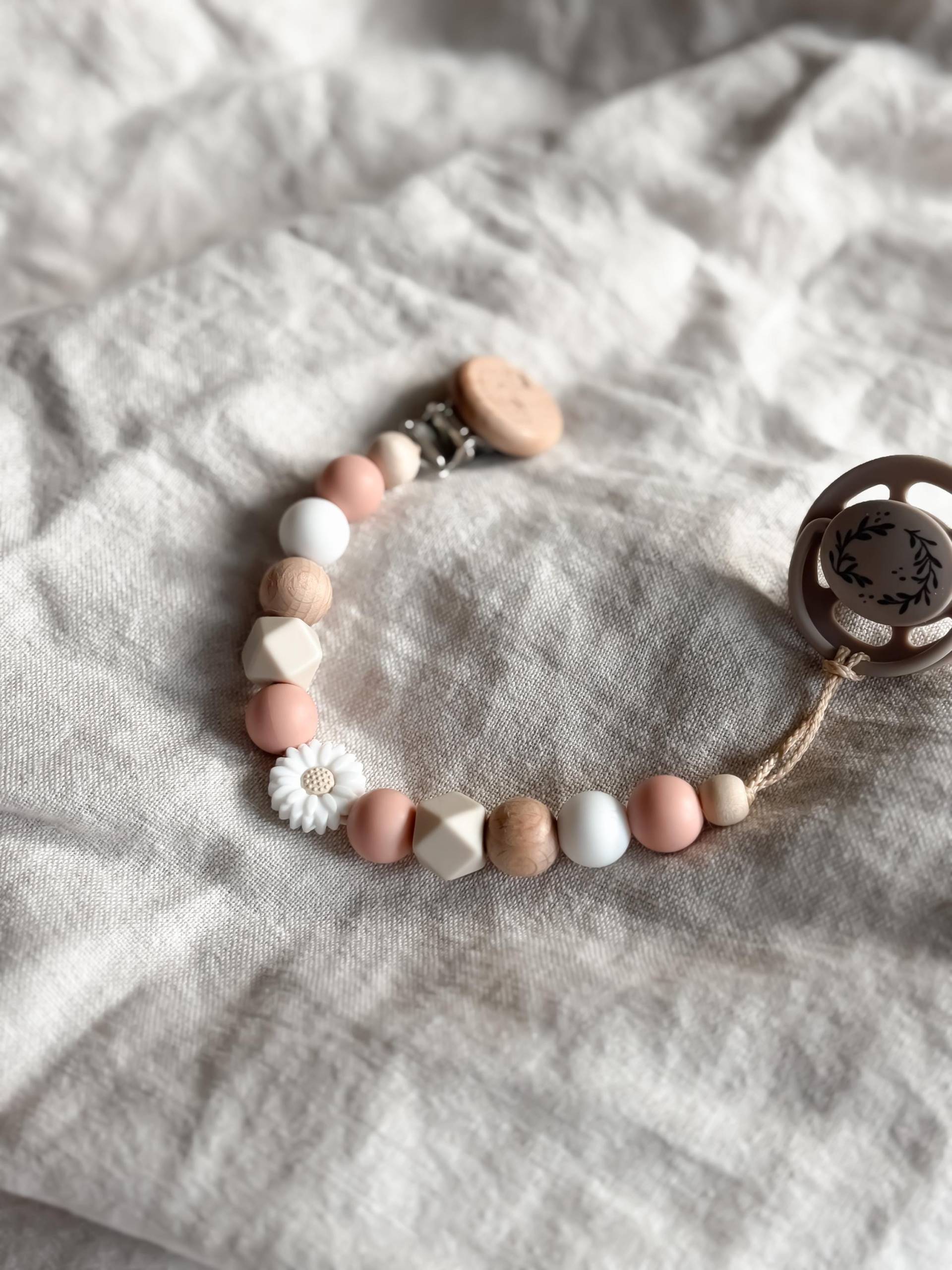 Schnullerkette Mit Namen - Personalisiert Blume Blush-Beige Geschenke Zur Geburt Und Taufe Schnullerkette Mit Namen - Personalisiert Blume Blush-Beige Geschenke Zur Geburt Und Taufe von Etsy - LeukkStudio