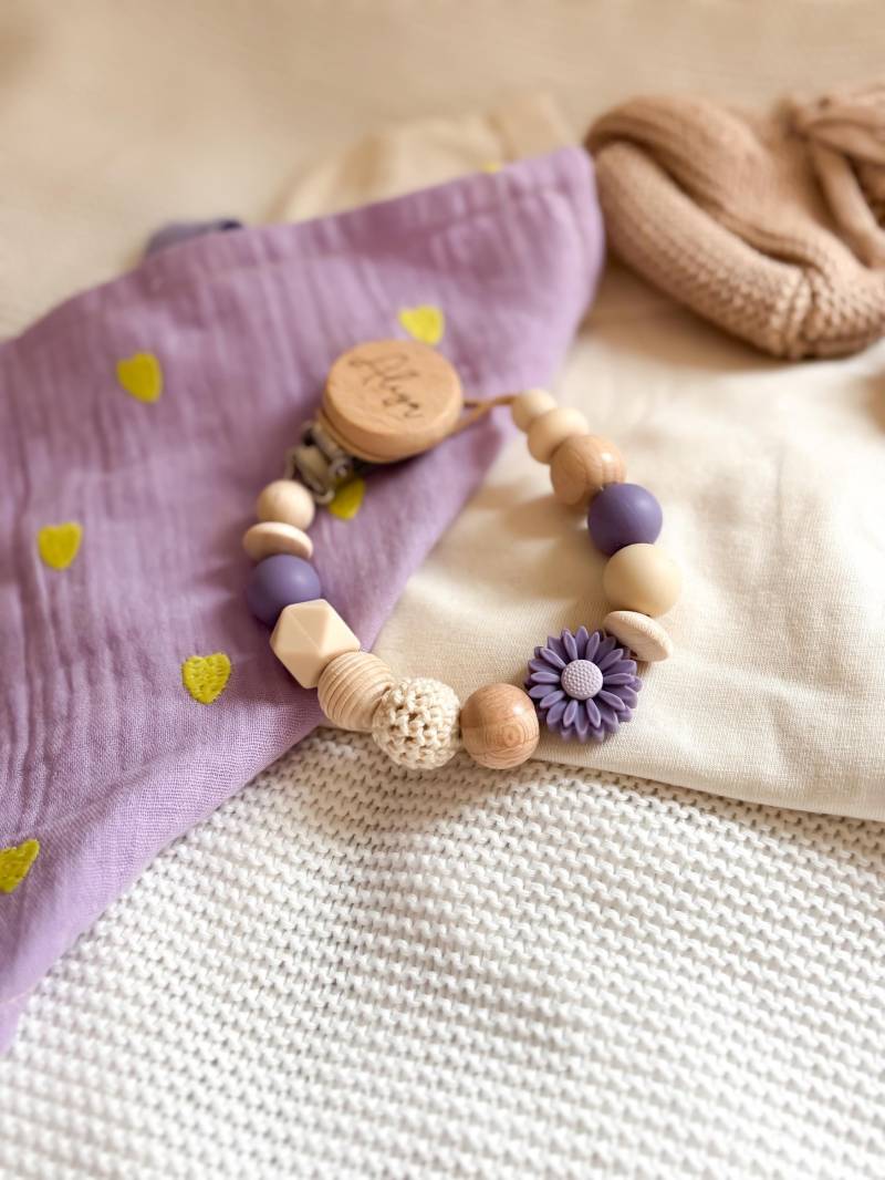 Schnullerkette Mit Namen - Personalisiert Blume Dunkel Lila Geschenke Zur Geburt Und Taufe von Etsy - LeukkStudio