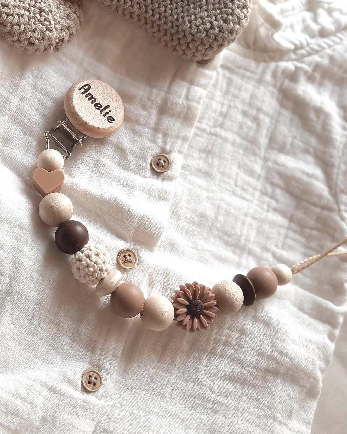 Schnullerkette Mit Namen - Personalisiert Blume Herzchen Braun Geschenke Zur Geburt Und Taufe von Etsy - LeukkStudio