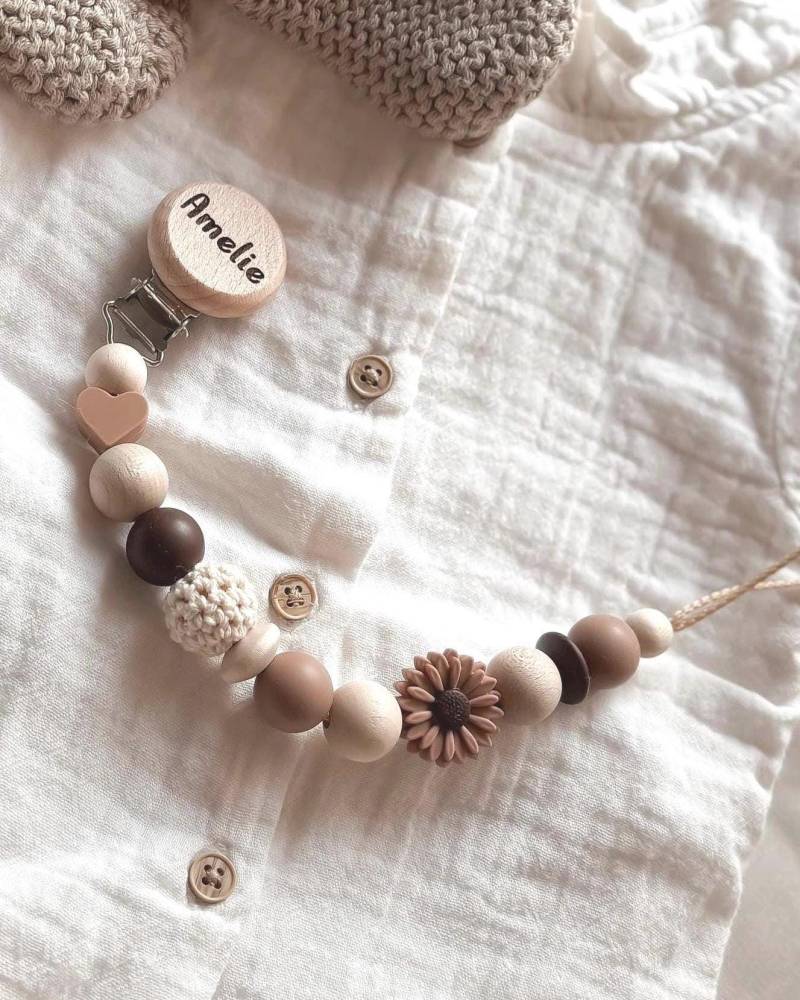 Schnullerkette Mit Namen - Personalisiert Blume Herzchen Braun Geschenke Zur Geburt Und Taufe von Etsy - LeukkStudio