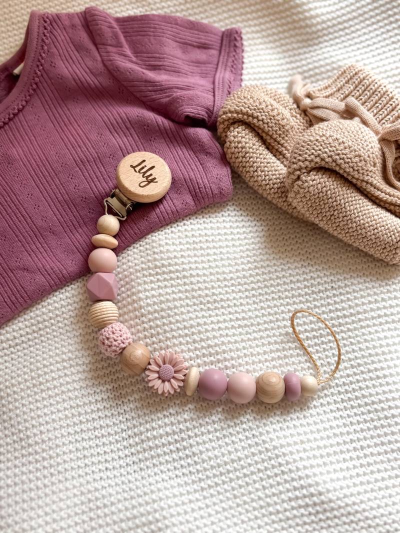 Schnullerkette Mit Namen - Personalisiert Blume Rosa Geschenke Zur Geburt Und Taufe von Etsy - LeukkStudio