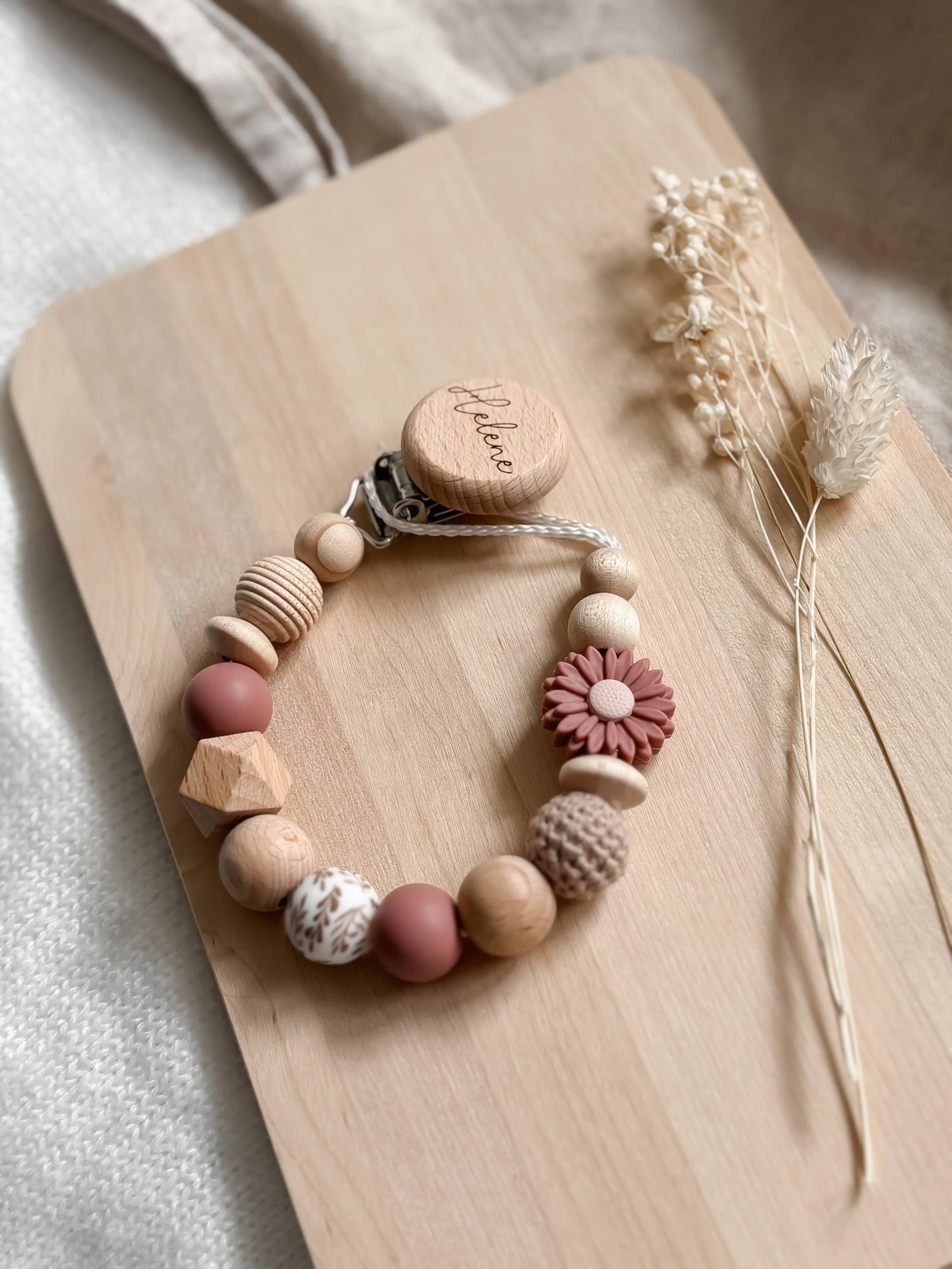 Schnullerkette Mit Namen - Personalisiert Blume Rouge Beige Geschenke Zur Geburt Und Taufe von Etsy - LeukkStudio