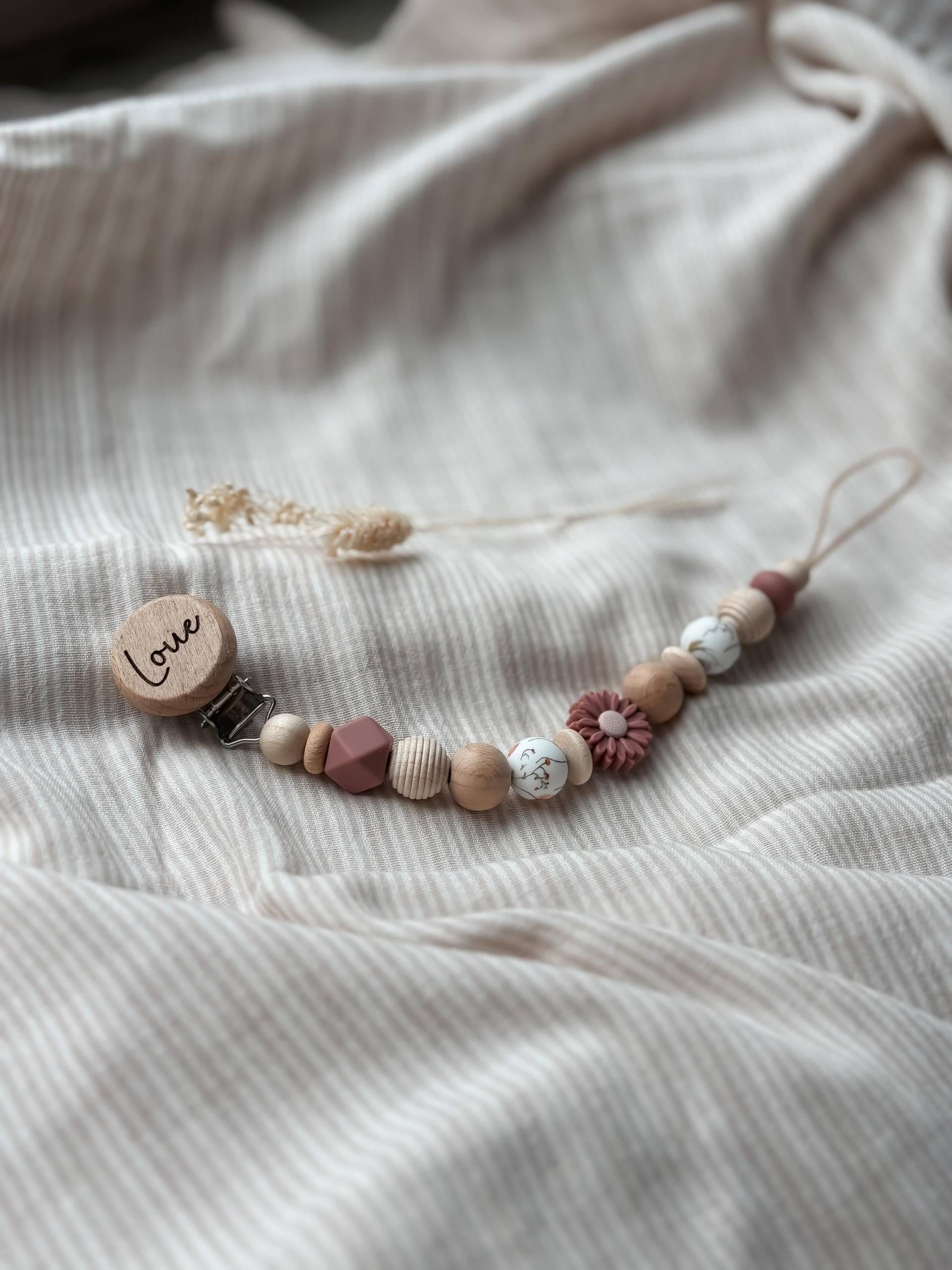 Schnullerkette Mit Namen - Personalisiert Blume Rouge Und Weiß Blumen Muster Geschenke Zur Geburt Taufe Schnullerkette Mit Namen - Personalisiert Blume Rouge Und Weiß Blumen Muster Geschenke Zur Geburt Taufe von Etsy - LeukkStudio