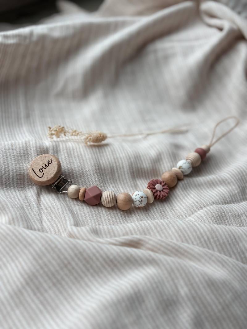 Schnullerkette Mit Namen - Personalisiert Blume Rouge Und Weiß Blumen Muster Geschenke Zur Geburt Taufe Schnullerkette Mit Namen - Personalisiert Blume Rouge Und Weiß Blumen Muster Geschenke Zur Geburt Taufe von Etsy - LeukkStudio