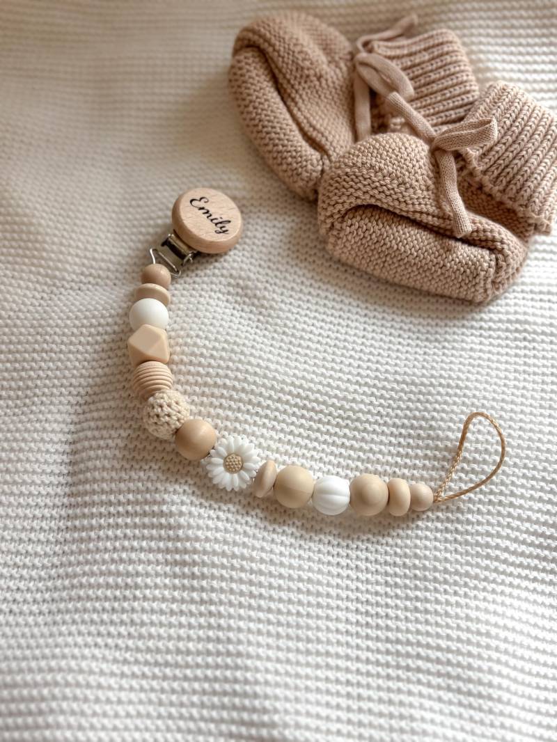 Schnullerkette Mit Namen - Personalisiert Blume Weiß Geschenke Zur Geburt Und Taufe von Etsy - LeukkStudio