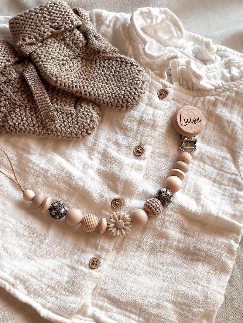 Schnullerkette Mit Namen Personalisiert Blume in Beige Blumenmuster Als Geschenk Zur Geburt Oder Taufe von Etsy - LeukkStudio