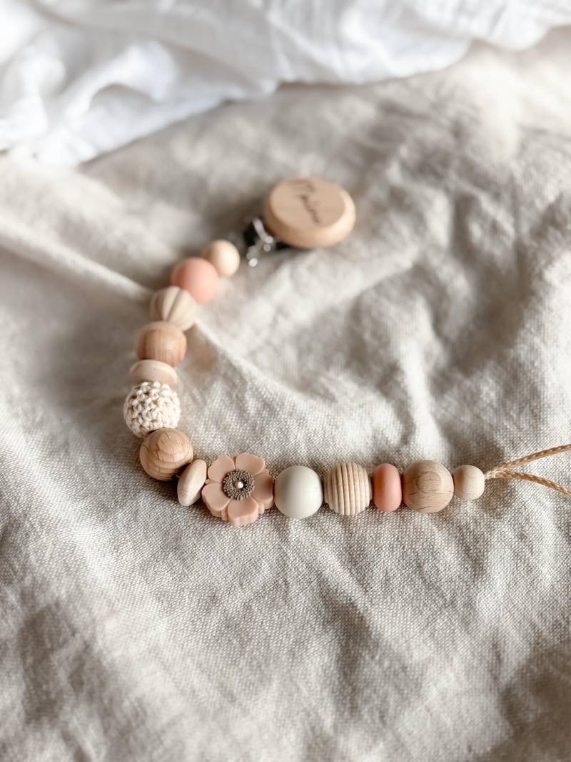 Schnullerkette Mit Namen - Personalisiert Blume in Blush- Geschenke Zur Geburt Und Taufe Schnullerkette Mit Namen - Personalisiert Blume in Blush- Geschenke Zur Geburt Und Taufe von Etsy - LeukkStudio