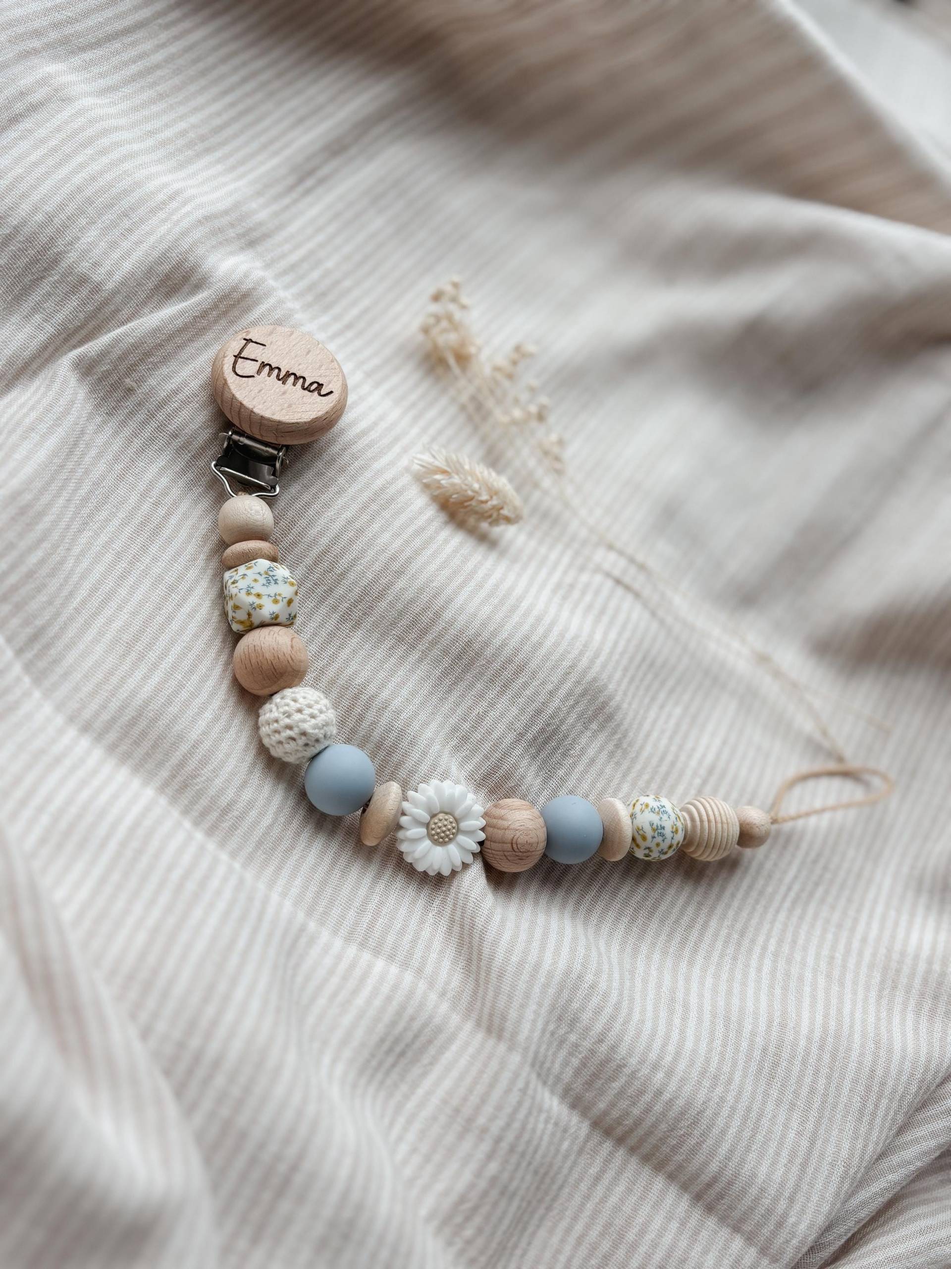 Schnullerkette Mit Namen Personalisiert -Blumen - Weiß Hell Blau -Geschenk Geburt von Etsy - LeukkStudio