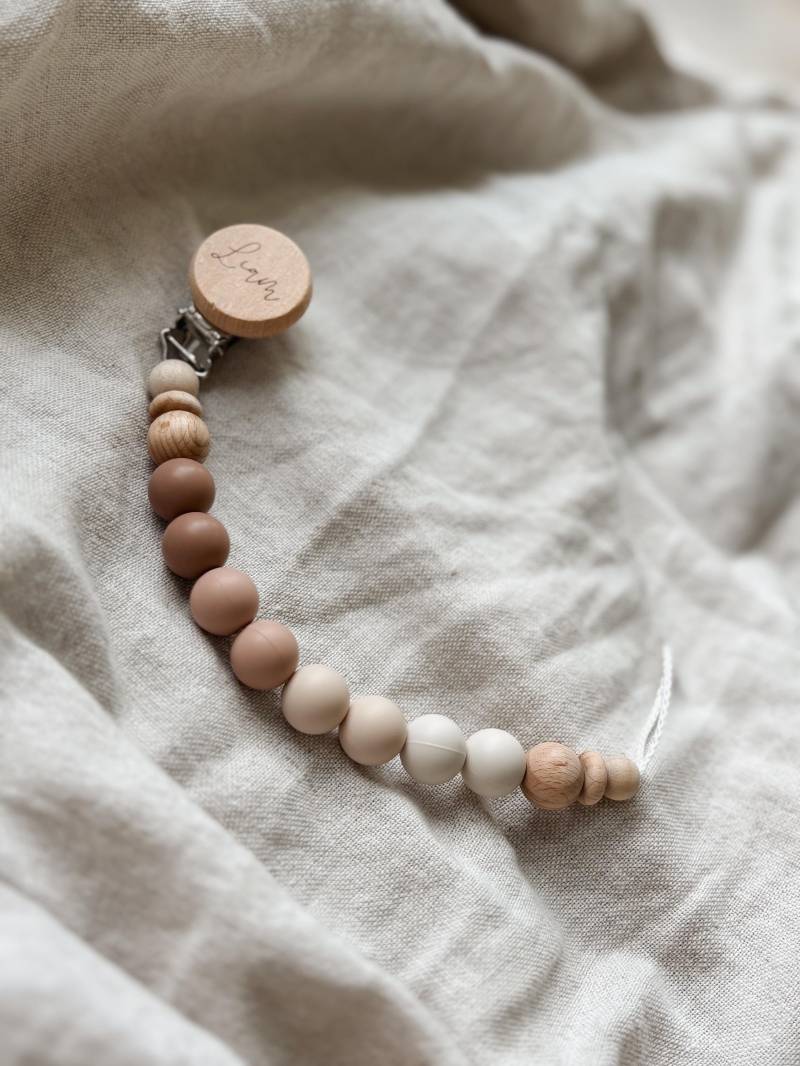 Schnullerkette Mit Namen Personalisiert - Braun-Beige Geschenk Geburt von Etsy - LeukkStudio