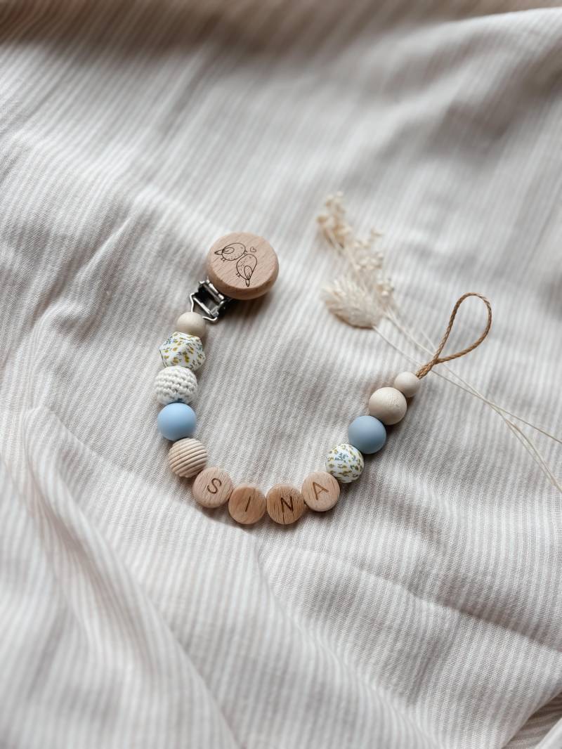Schnullerkette Mit Namen - Personalisiert Buchstabenperlen Blume Blau Blätter Geschenke Zur Geburt Und Taufe von Etsy - LeukkStudio