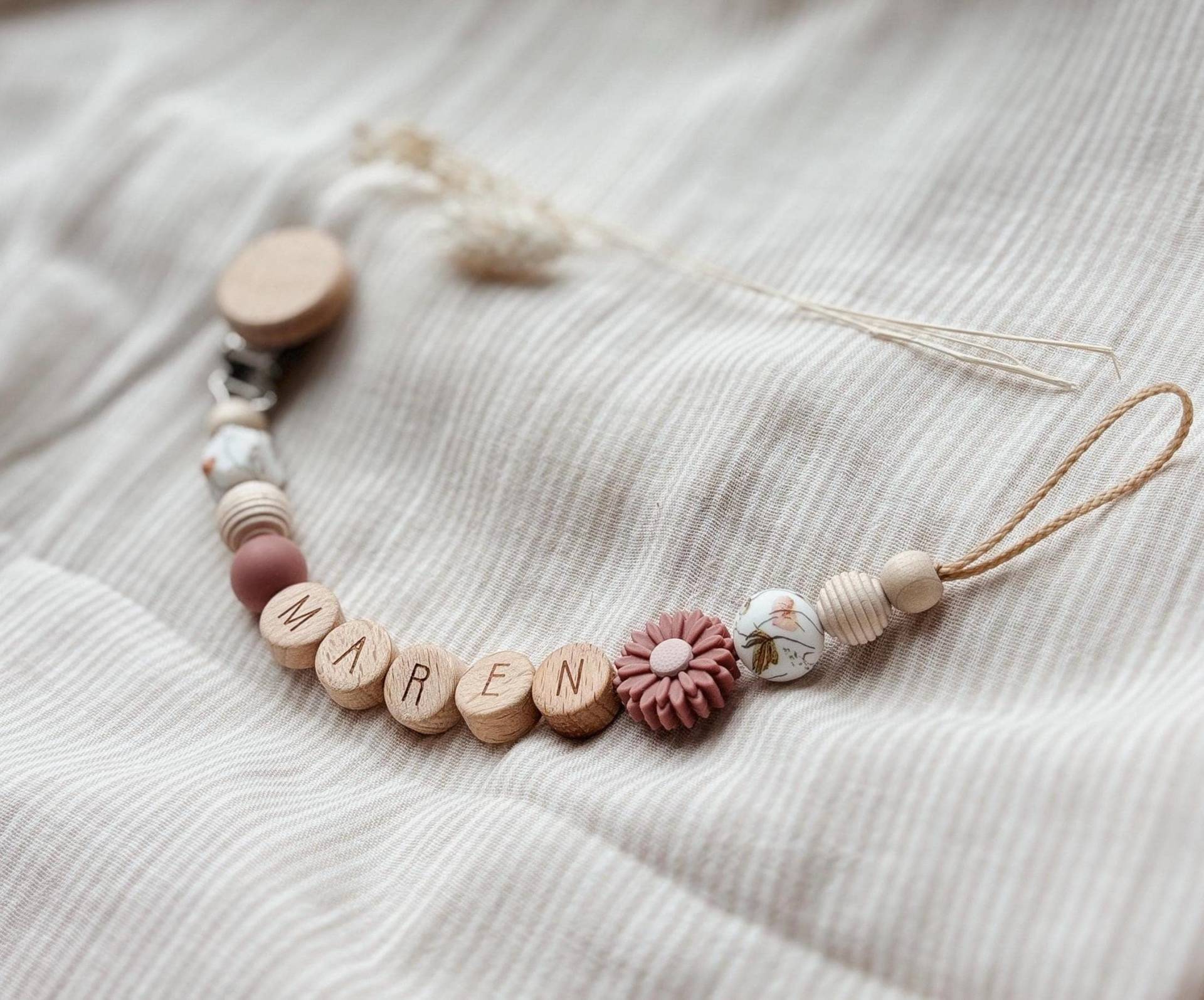 Schnullerkette Mit Namen - Personalisiert Buchstabenperlen Blume Rouge Blätter Geschenke Zur Geburt Und Taufe von Etsy - LeukkStudio