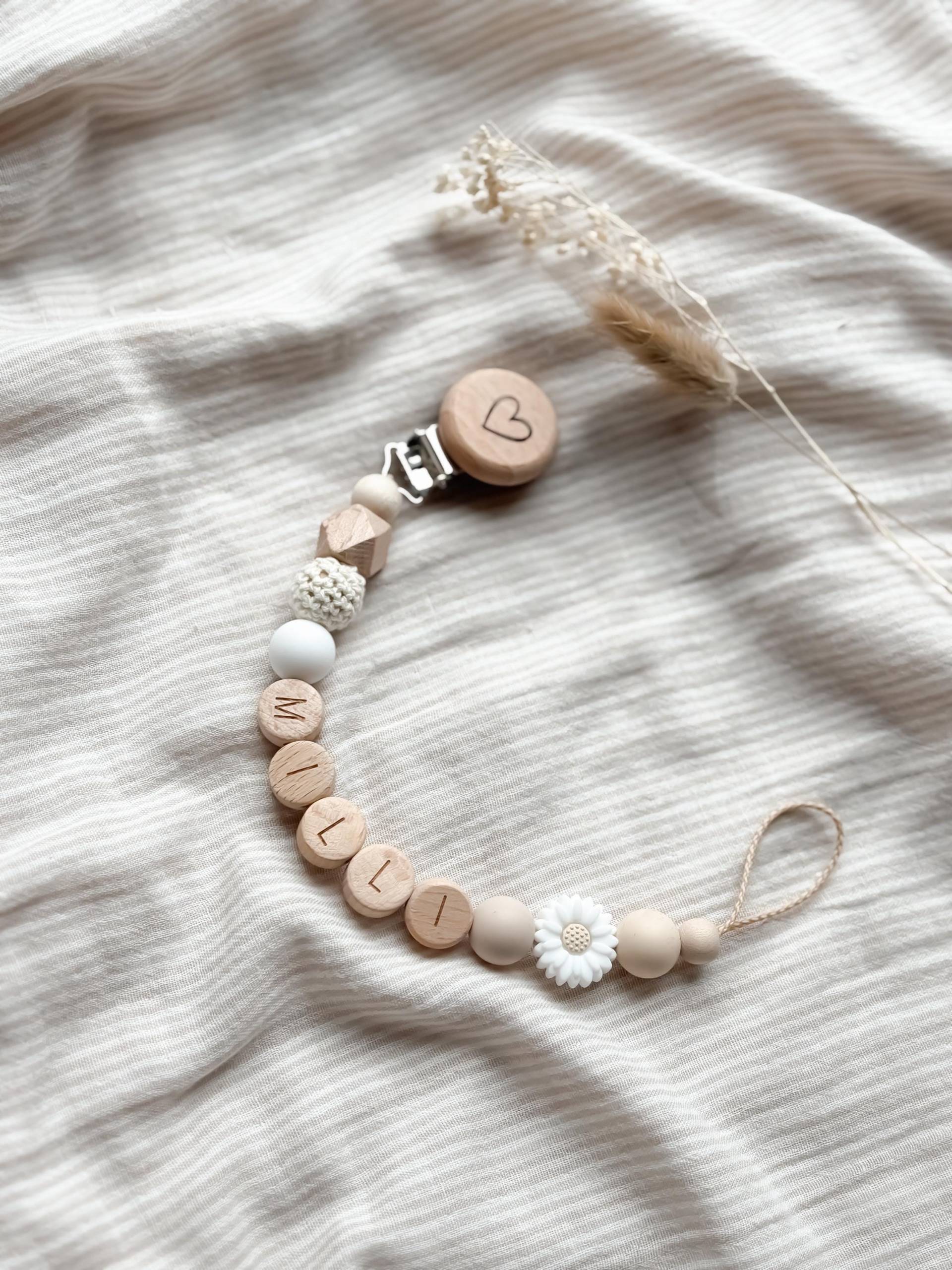 Schnullerkette Mit Namen - Personalisiert Buchstabenperlen Blume Weiß Geschenke Zur Geburt Und Taufe Schnullerkette Mit Namen - Personalisiert Buchstabenperlen Blume Weiß Geschenke Zur Geburt Und Taufe von Etsy - LeukkStudio