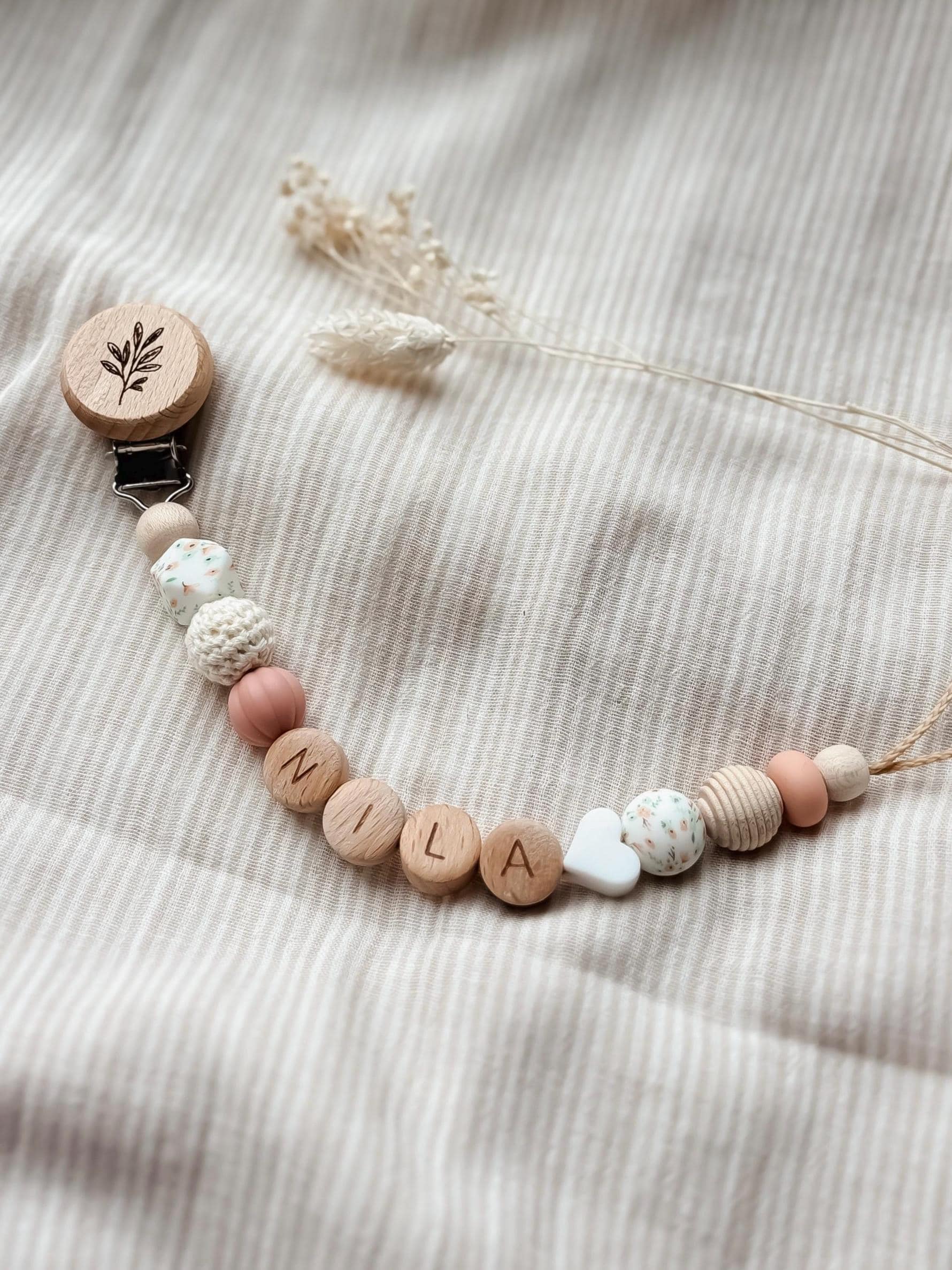 Schnullerkette Mit Namen - Personalisiert Buchstabenperlen Blumig Geschenke Zur Geburt Und Taufe von Etsy - LeukkStudio