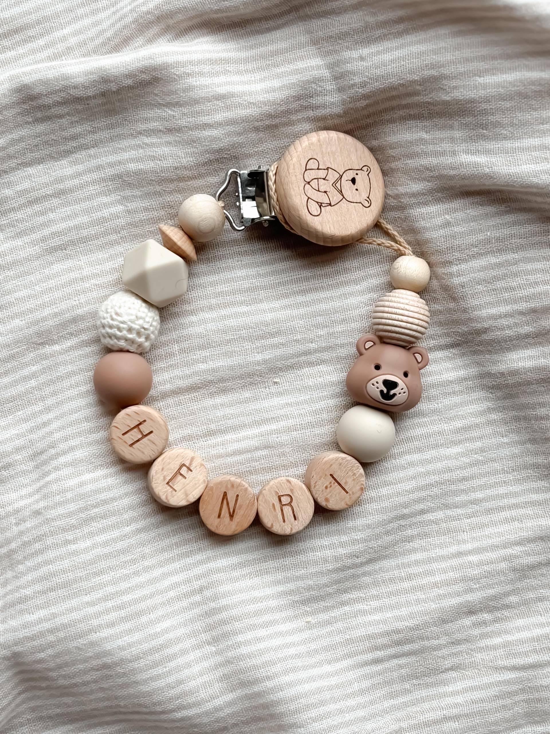 Schnullerkette Mit Namen - Personalisiert Buchstabenperlen Braun- Bär Geschenke Zur Geburt Und Taufe Schnullerkette Mit Namen - Personalisiert Buchstabenperlen Braun- Bär Geschenke Zur Geburt Und Taufe von Etsy - LeukkStudio