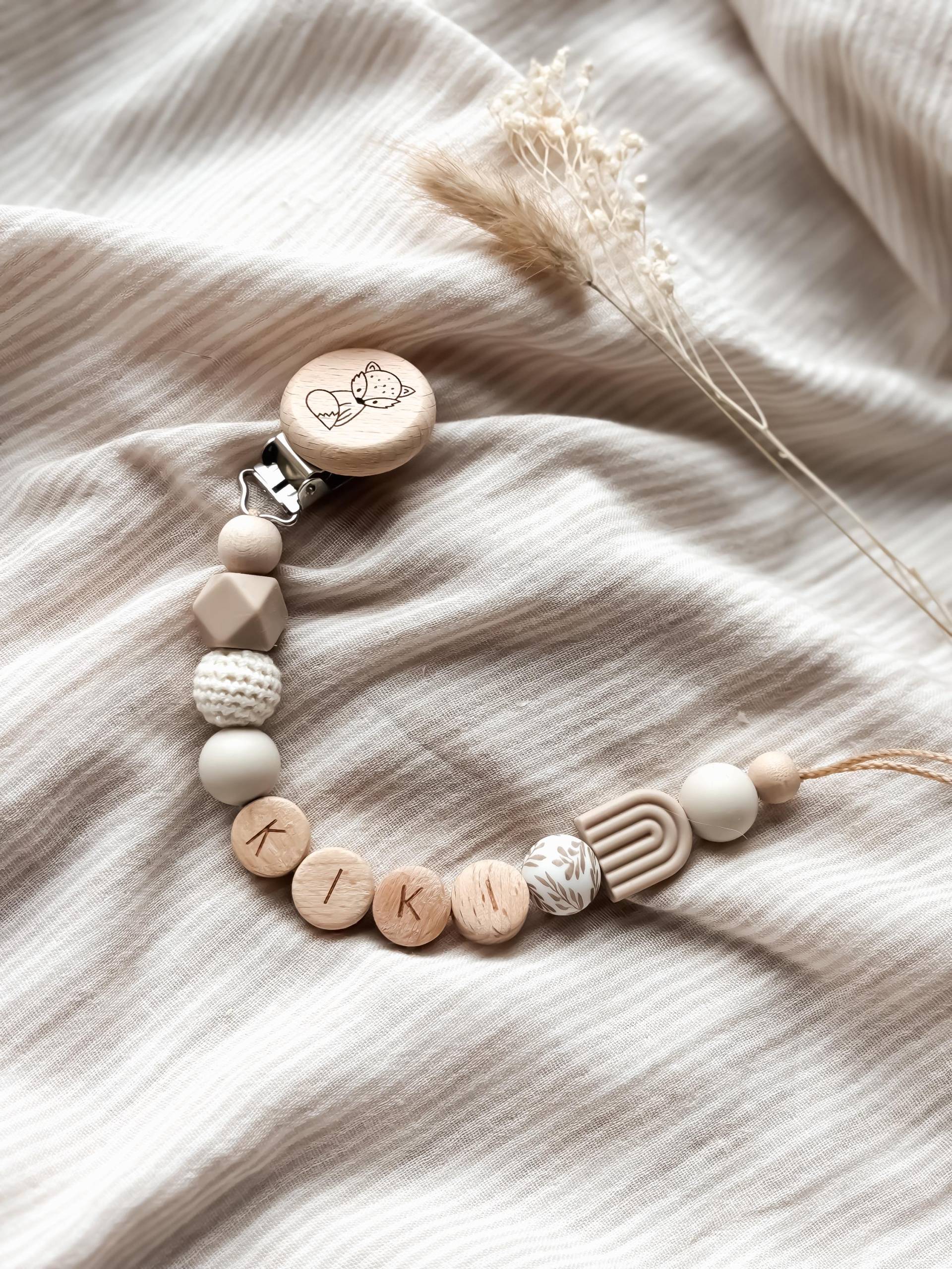 Schnullerkette Mit Namen - Personalisiert- Buchstabenperlen- Regenbogen Beige Geschenke Zur Geburt Und Taufe von Etsy - LeukkStudio