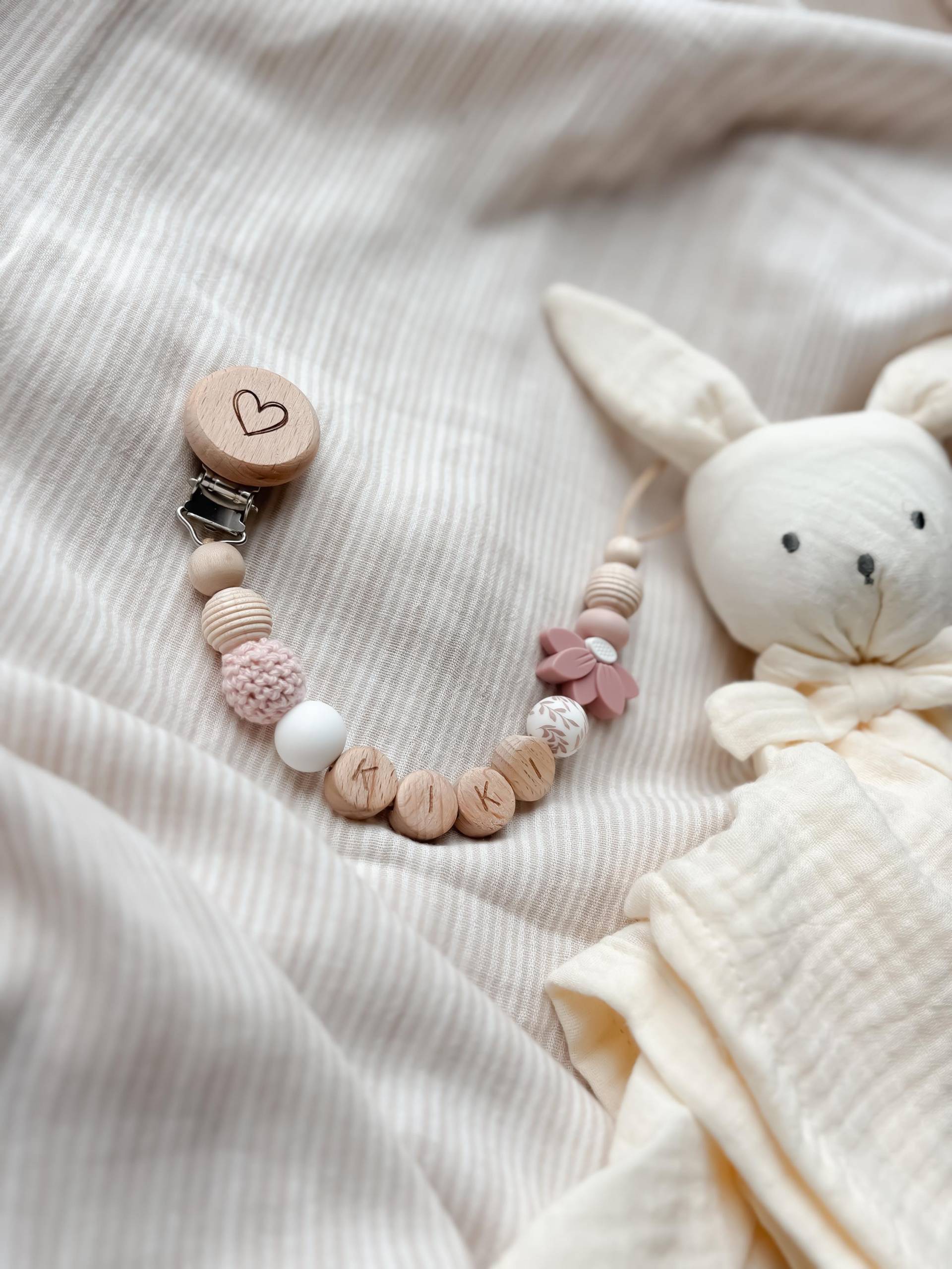 Schnullerkette Mit Namen - Personalisiert Buchstabenperlen Rosa -Blume Geschenke Zur Geburt Und Taufe von Etsy - LeukkStudio