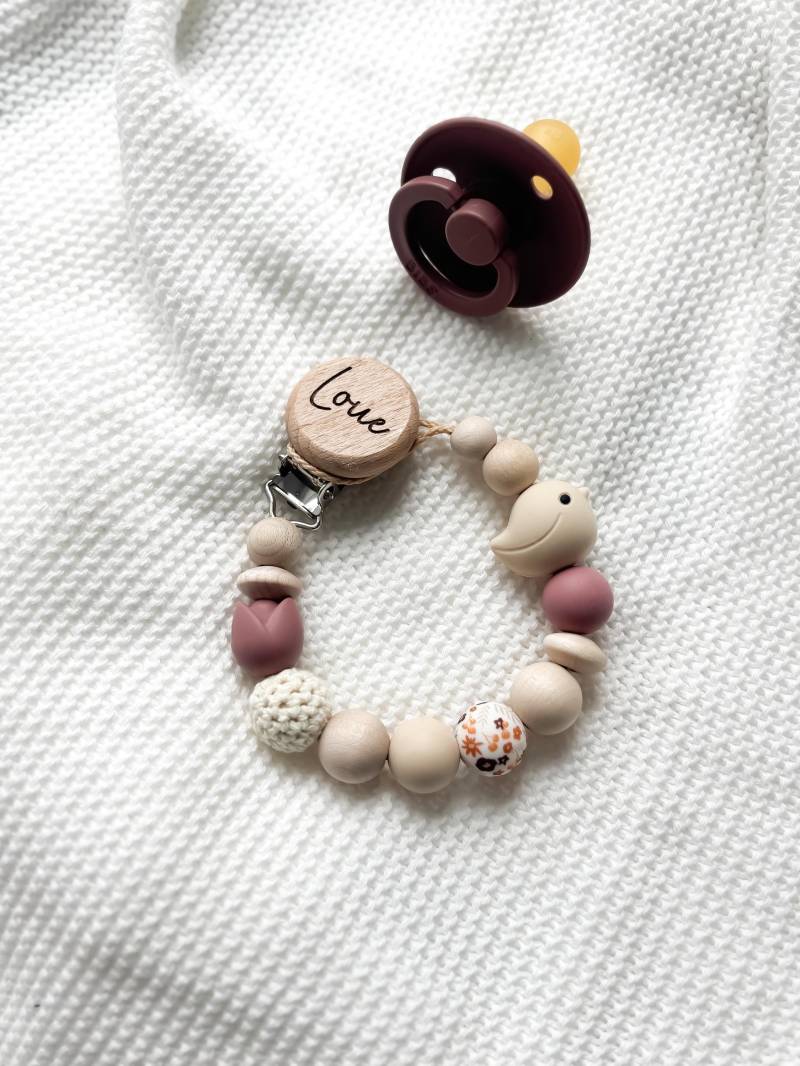 Schnullerkette Mit Namen Personalisiert Für Mädchen Vogel in Creme Rouge Details Als Geschenk Zur Ostern von Etsy - LeukkStudio