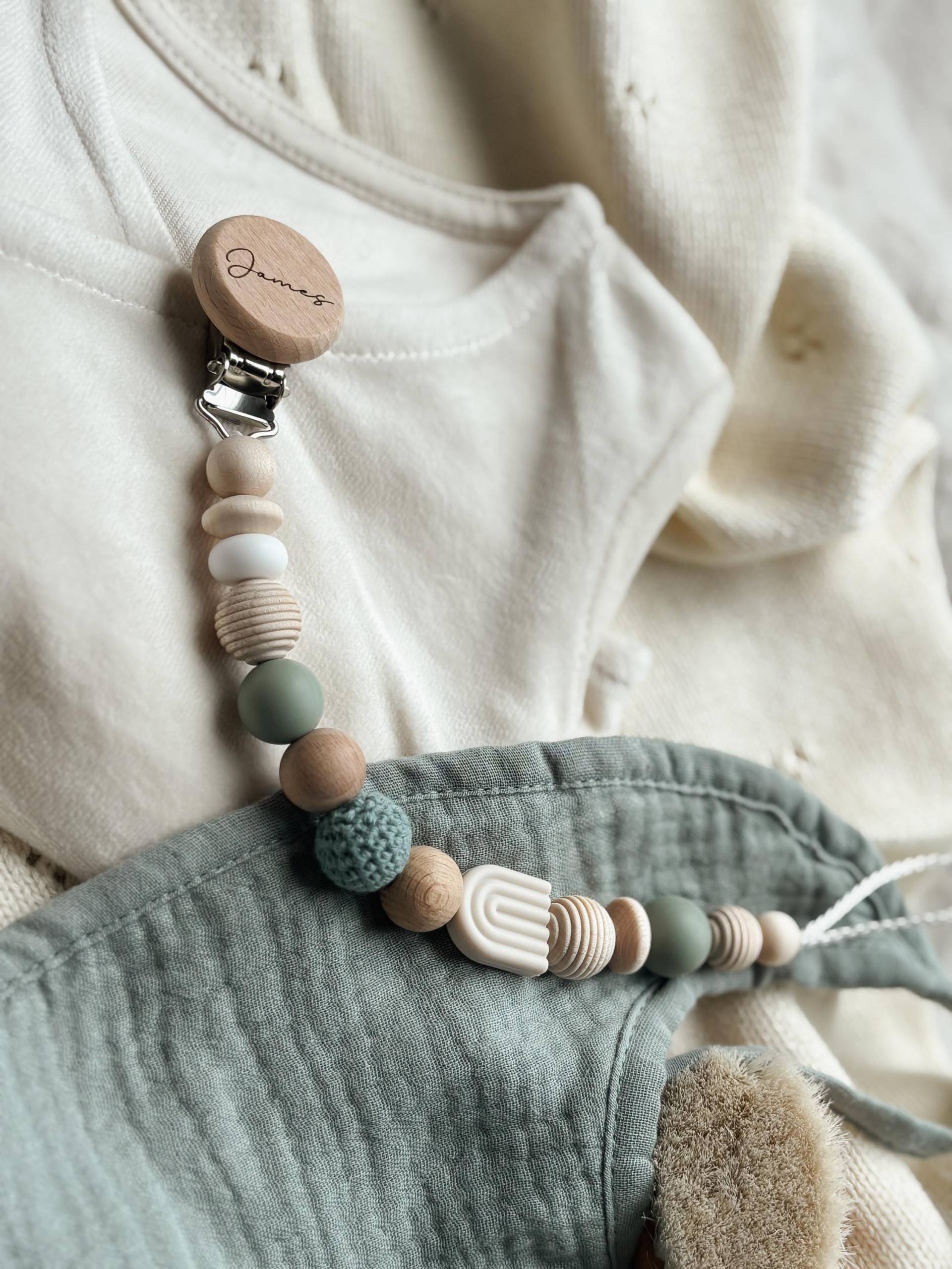 Schnullerkette Mit Namen Personalisiert - Grün-Beige Regenbogen Geschenk von Etsy - LeukkStudio