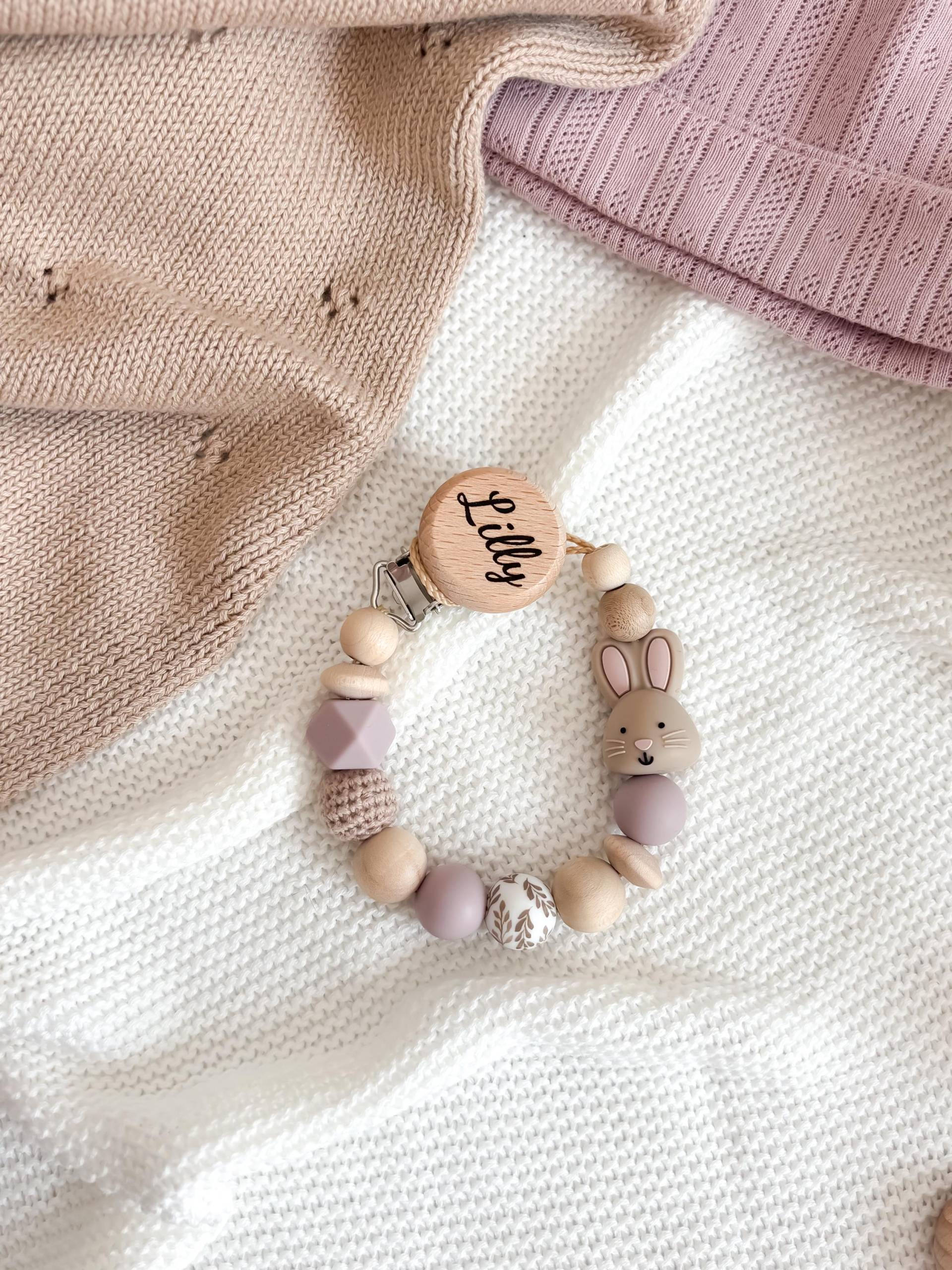 Schnullerkette Mit Namen - Personalisiert Hasen Lila Geschenke Zur Geburt Oder Taufe von Etsy - LeukkStudio