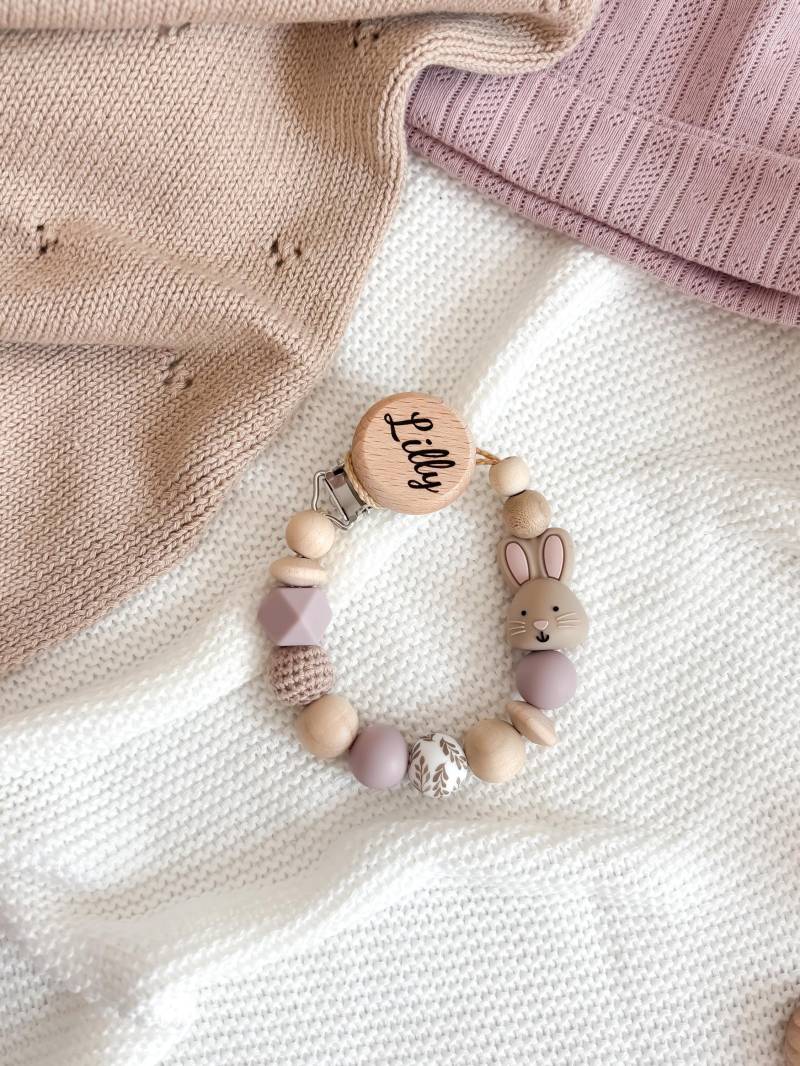 Schnullerkette Mit Namen - Personalisiert Hasen Lila Geschenke Zur Geburt Oder Taufe von Etsy - LeukkStudio