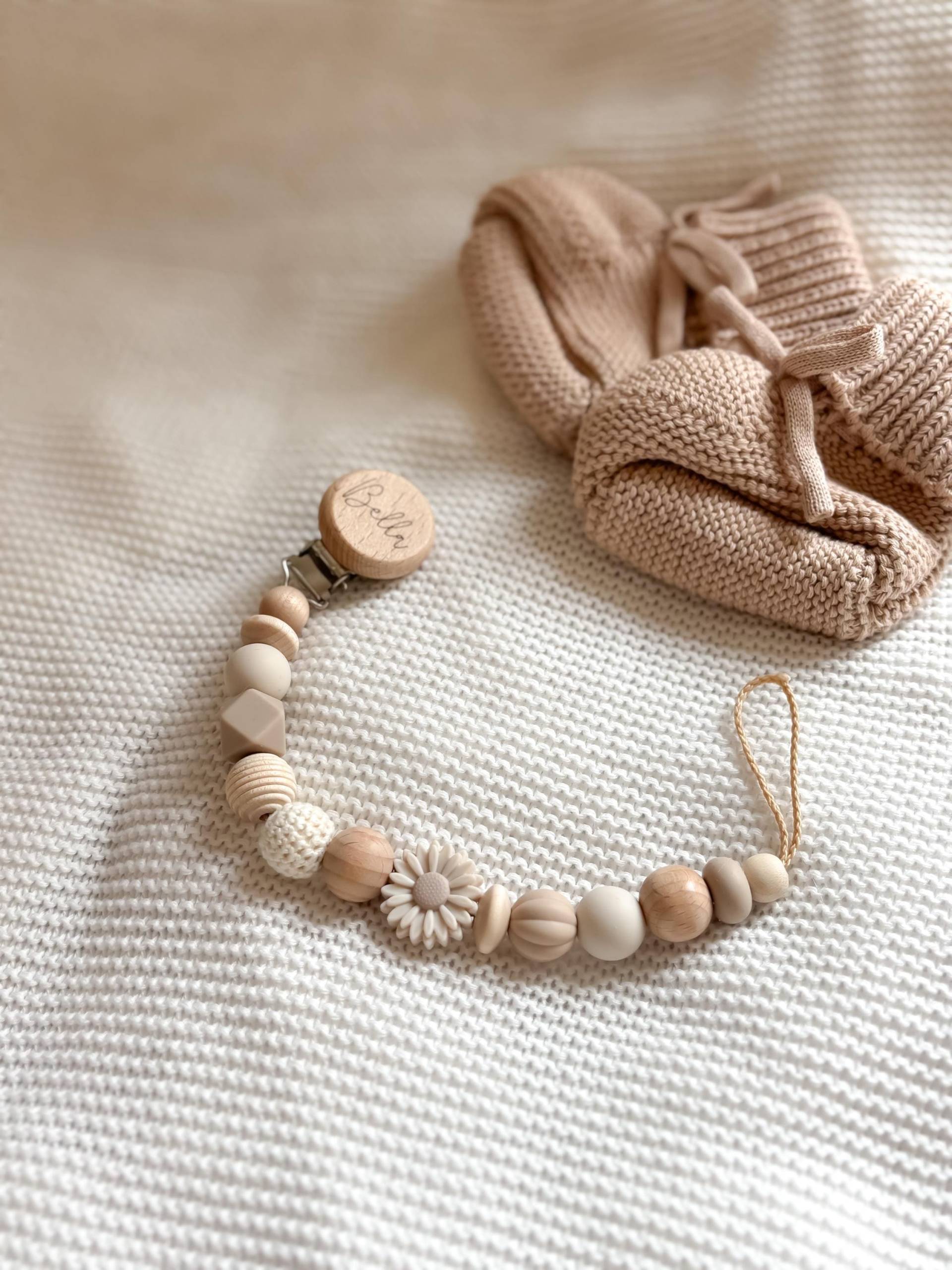 Schnullerkette Mit Namen - Personalisiert Hell Beige Blume Geschenke Zur Geburt Und Taufe von Etsy - LeukkStudio