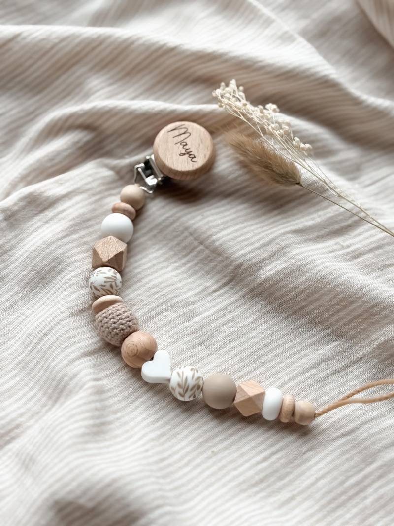Schnullerkette Mit Namen - Personalisiert Herz Beige Geschenke Zur Geburt Und Taufe Schnullerkette Mit Namen - Personalisiert Herz Beige Geschenke Zur Geburt Und Taufe von Etsy - LeukkStudio