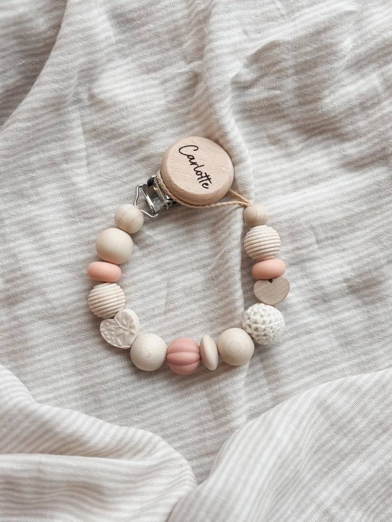 Schnullerkette Mit Namen - Personalisiert Herzchen Blush- Geschenke Zur Geburt Und Taufe von Etsy - LeukkStudio