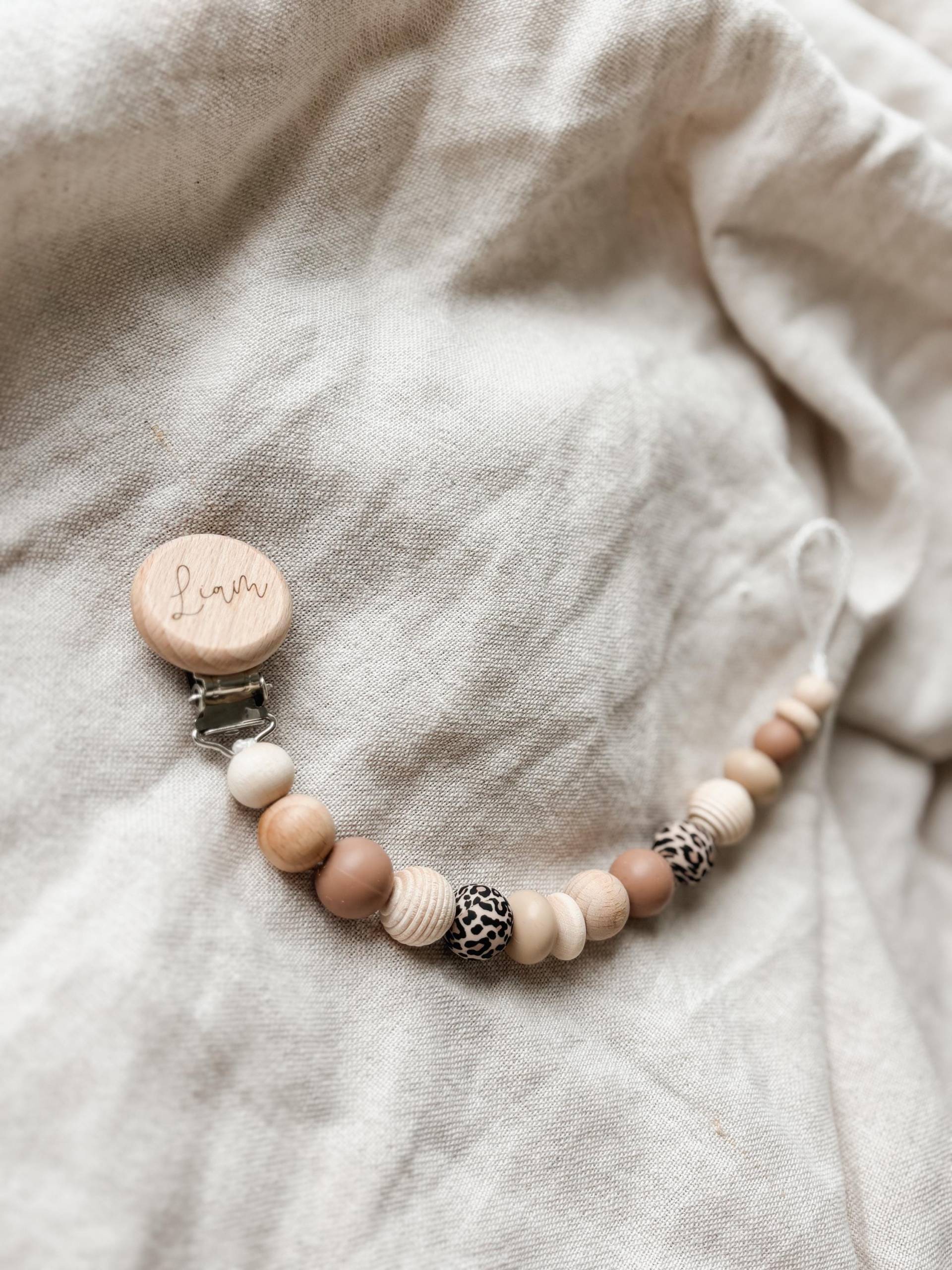 Schnullerkette Mit Namen Personalisiert - Leopard Muster Beige Geschenk Geburt Schnullerkette Mit Namen Personalisiert - Leopard Muster Beige Geschenk Geburt von Etsy - LeukkStudio