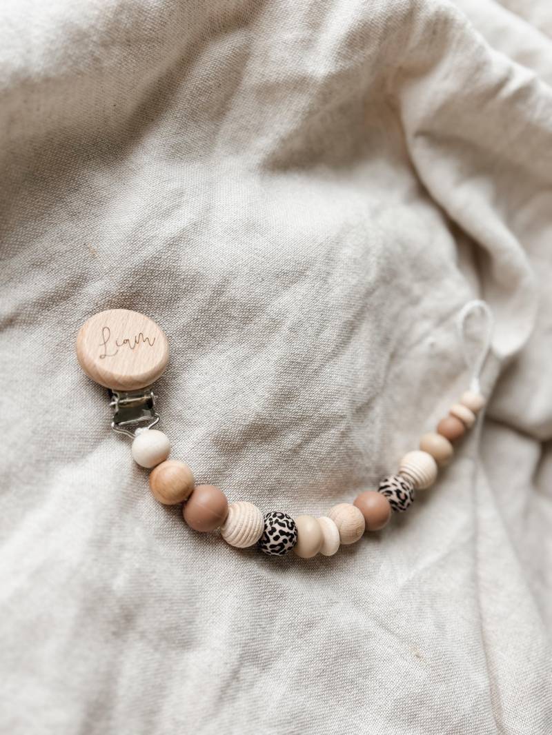 Schnullerkette Mit Namen Personalisiert - Leopard Muster Beige Geschenk Geburt von Etsy - LeukkStudio