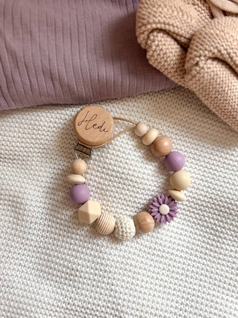 Schnullerkette Mit Namen - Personalisiert Lila Blume Geschenke Zur Geburt Und Taufe von Etsy - LeukkStudio