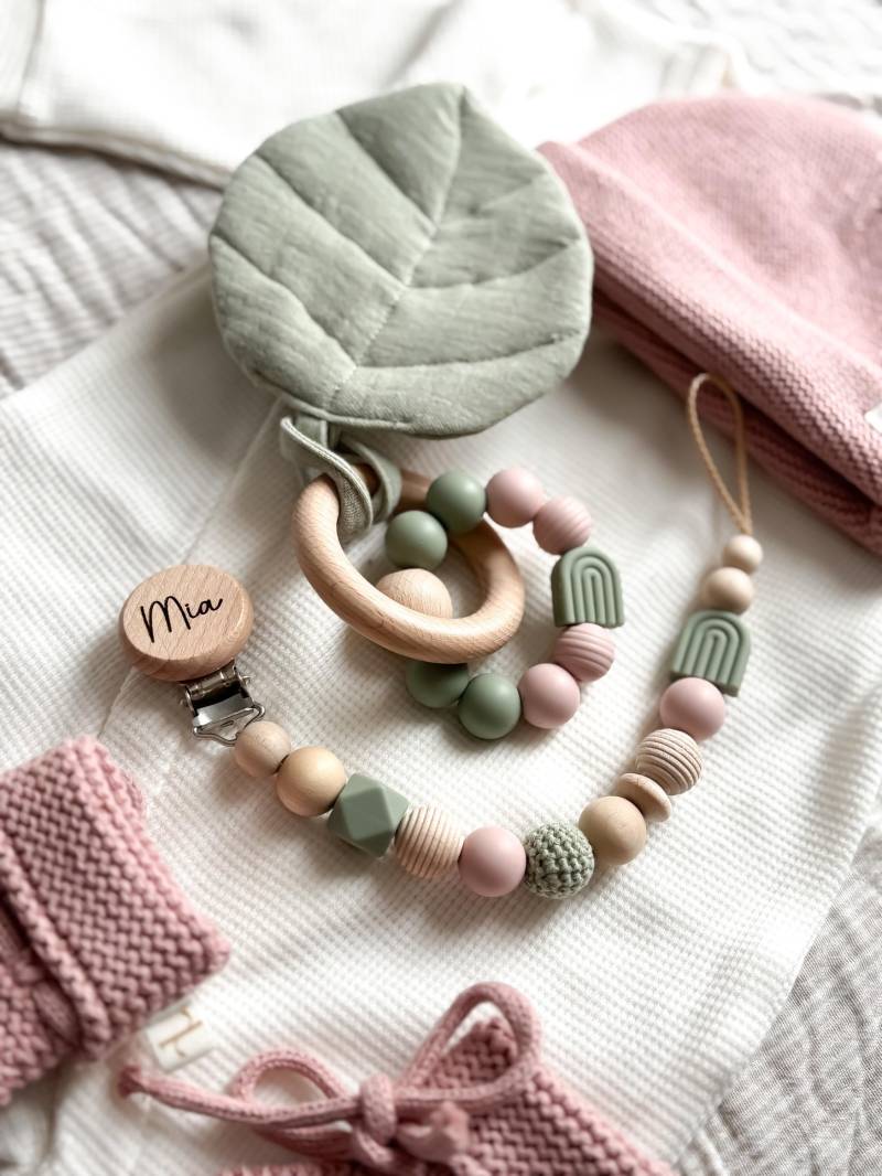 Schnullerkette Mit Namen - Personalisiert Regenbogen in Salbei Grün Und Rosa Geschenke Zur Geburt Taufe Schnullerkette Mit Namen - Personalisiert Regenbogen in Salbei Grün Und Rosa Geschenke Zur Geburt Taufe von Etsy - LeukkStudio