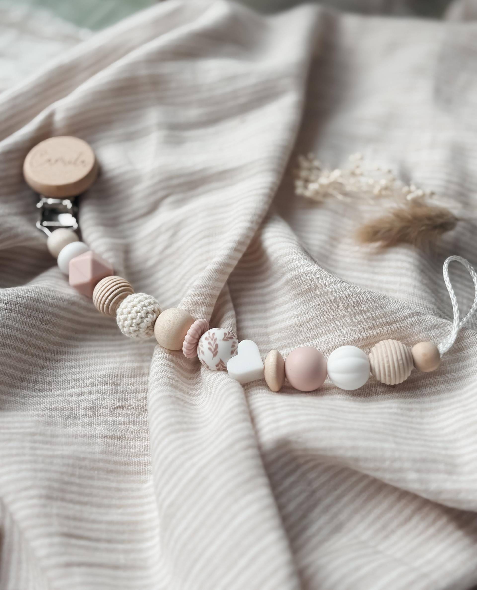 Schnullerkette Mit Namen - Personalisiert Rosa Herzchen Mädchen -Geschenke Zur Geburt Und Taufe von Etsy - LeukkStudio
