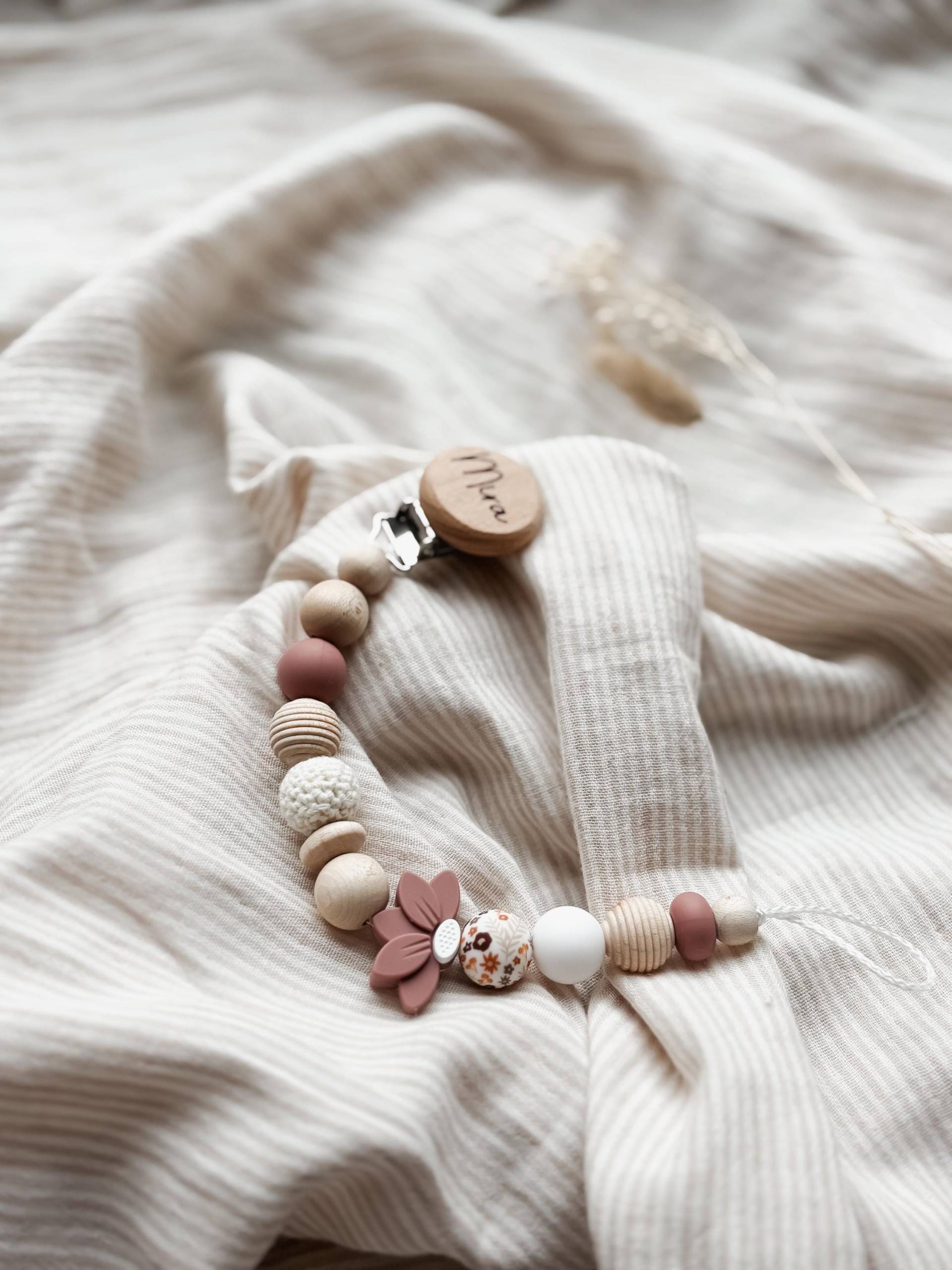 Schnullerkette Mit Namen - Personalisiert Rouge/Retro Farben Blume Mädchen -Geschenke Zur Geburt Und Taufe von Etsy - LeukkStudio