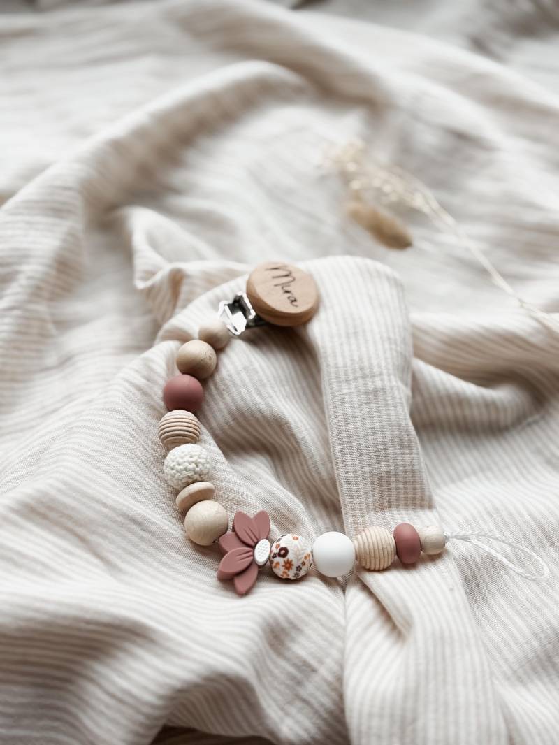 Schnullerkette Mit Namen - Personalisiert Rouge/Retro Farben Blume Mädchen -Geschenke Zur Geburt Und Taufe von Etsy - LeukkStudio