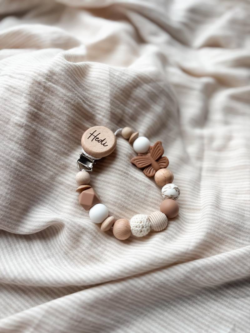 Schnullerkette Mit Namen - Personalisiert Schmetterling Braun Geschenke Zur Geburt Und Taufe von Etsy - LeukkStudio