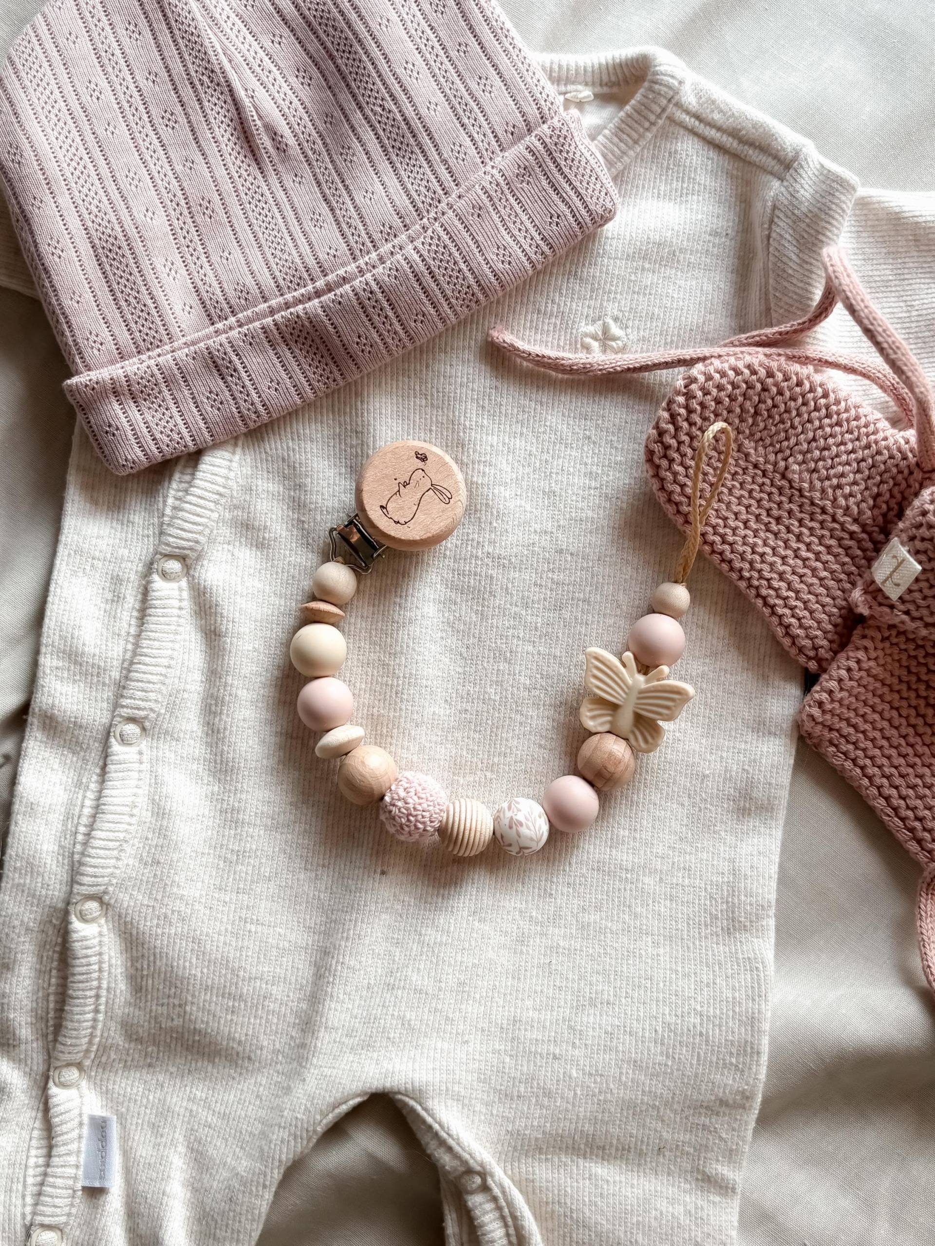 Schnullerkette Mit Namen - Personalisiert Schmetterling Creme-Rosa Geschenke Zur Geburt Und Taufe von Etsy - LeukkStudio