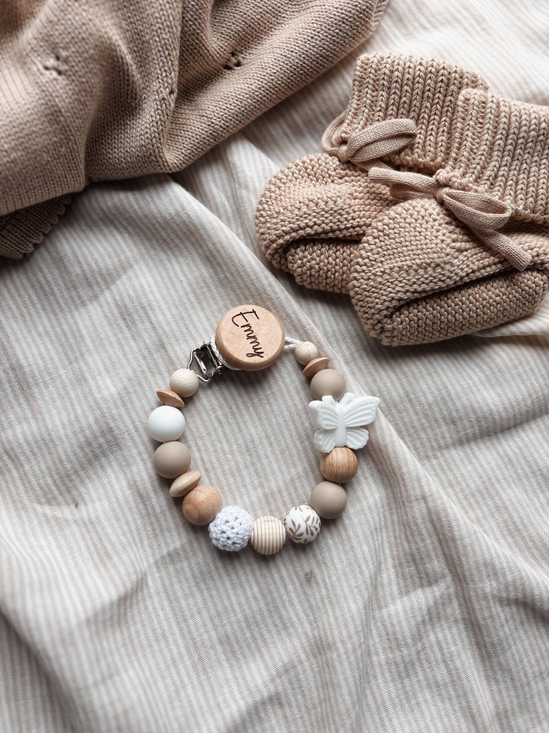 Schnullerkette Mit Namen - Personalisiert Schmetterling Weiß Geschenke Zur Geburt Und Taufe von Etsy - LeukkStudio
