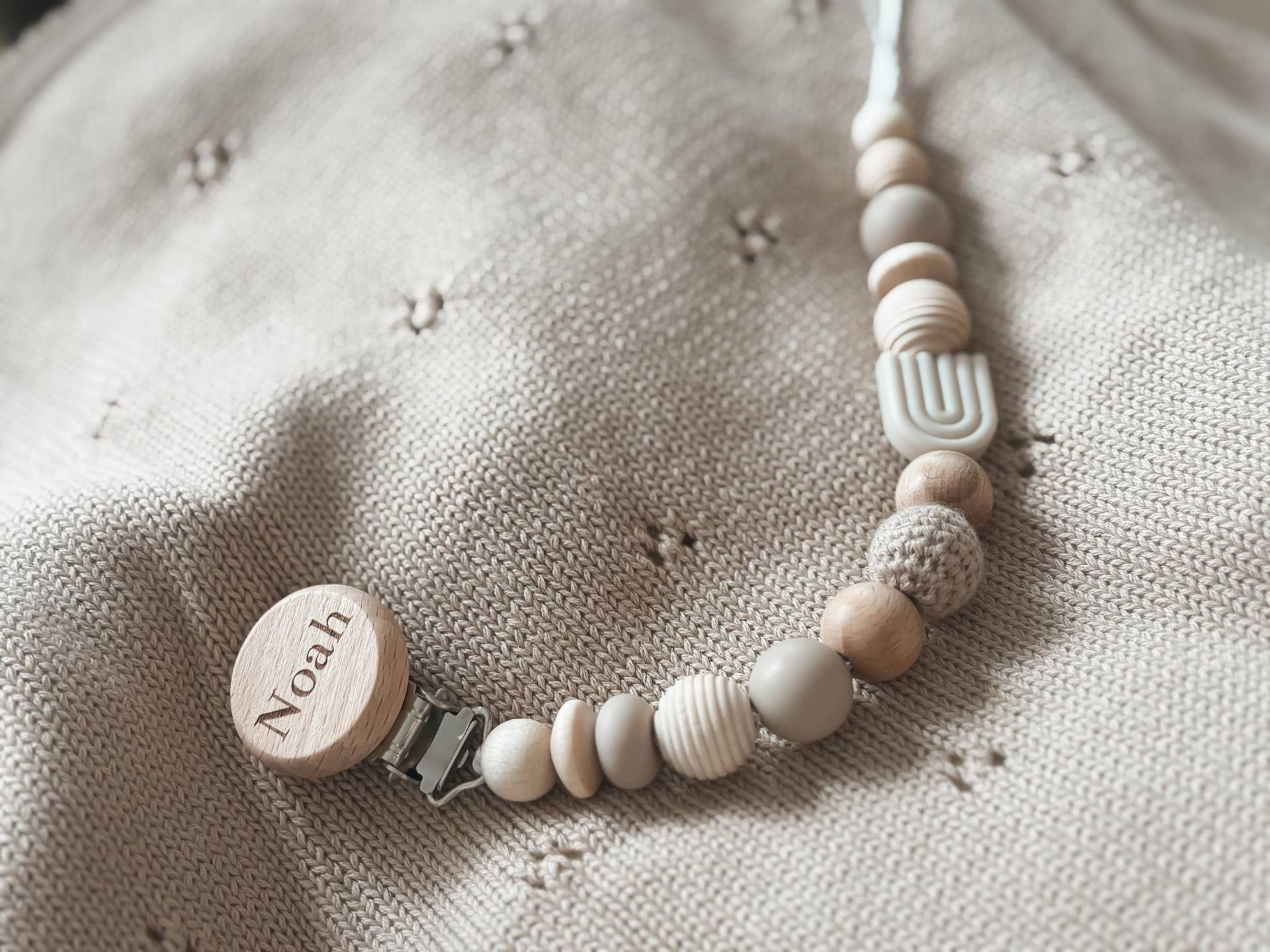 Schnullerkette Mit Namen Personalisiert - Unisex Beige Regenbogen Geschenk von Etsy - LeukkStudio