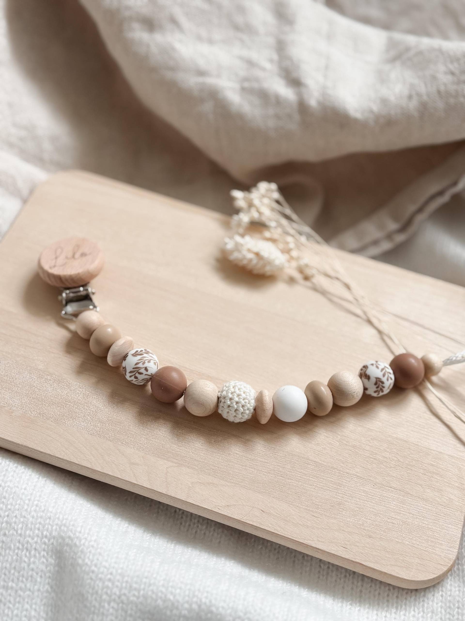 Schnullerkette Mit Namen Personalisiert - Unisex Geschenk Geburt Braun Beige Neutral von Etsy - LeukkStudio