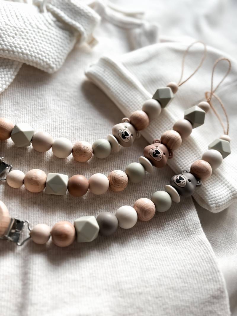 Schnullerkette Mit Namen Personalisiert in Beige Und Grüntönen Bär Für Jungs Als Geschenk Zur Geburt Oder Taufe von Etsy - LeukkStudio