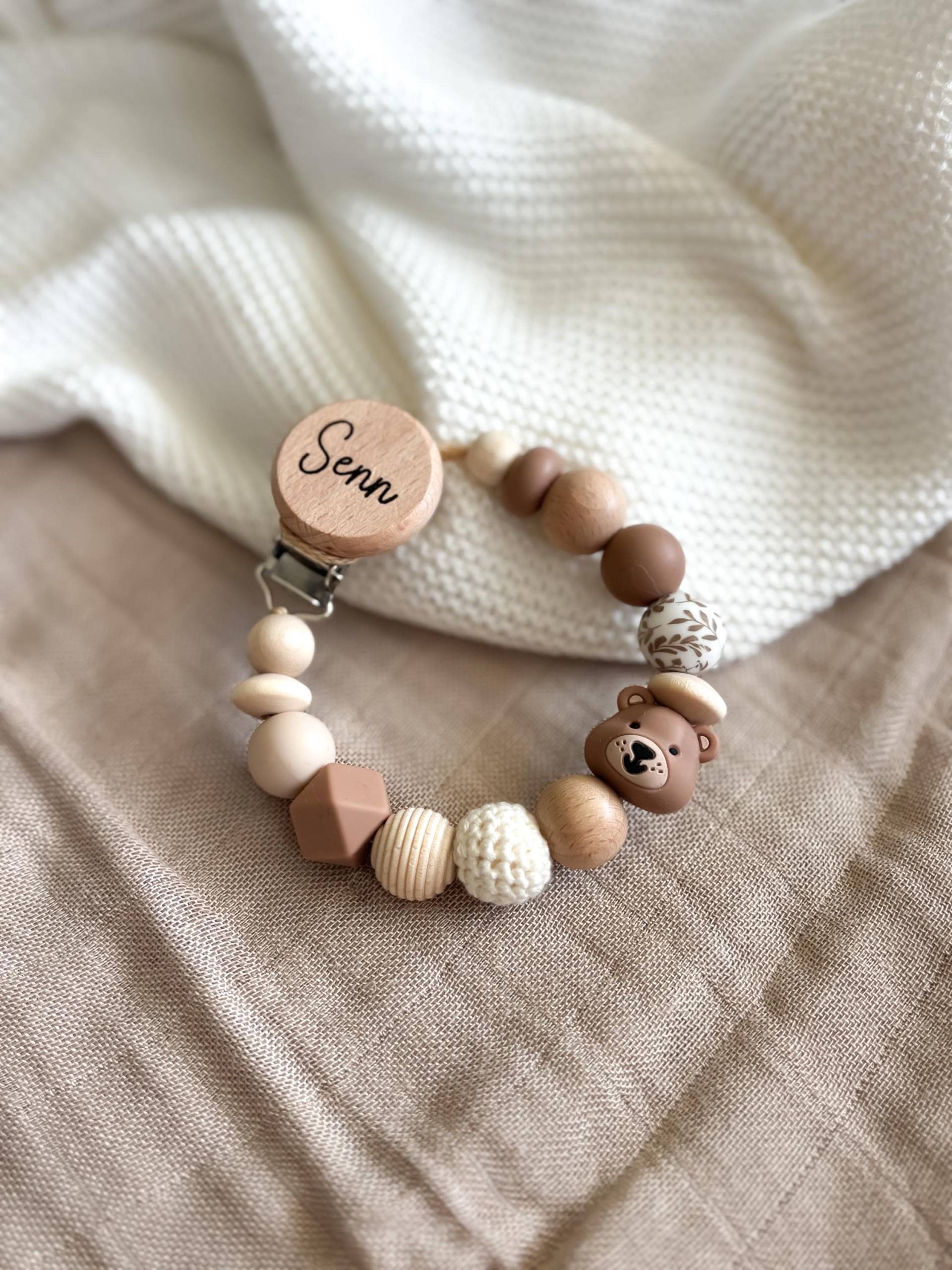 Schnullerkette Mit Namen Personalisiert in Braun Ein Bär Für Jungs Als Geschenk Zur Geburt Oder Taufe Schnullerkette Mit Namen Personalisiert in Braun Ein Bär Für Jungs Als Geschenk Zur Geburt Oder Taufe von Etsy - LeukkStudio