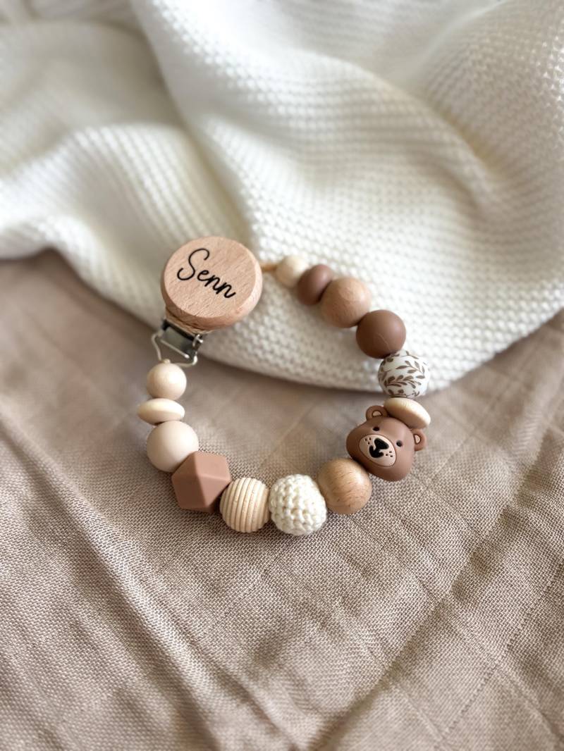Schnullerkette Mit Namen Personalisiert in Braun Ein Bär Für Jungs Als Geschenk Zur Geburt Oder Taufe Schnullerkette Mit Namen Personalisiert in Braun Ein Bär Für Jungs Als Geschenk Zur Geburt Oder Taufe von Etsy - LeukkStudio