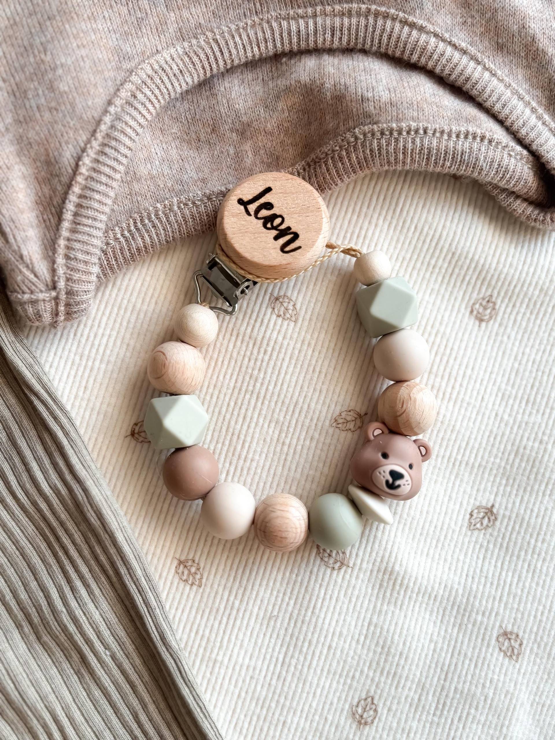 Schnullerkette Mit Namen Personalisiert in Braun Ein Bär Für Jungs Und Mädchen Als Geschenk Zur Geburt Oder Taufe von Etsy - LeukkStudio