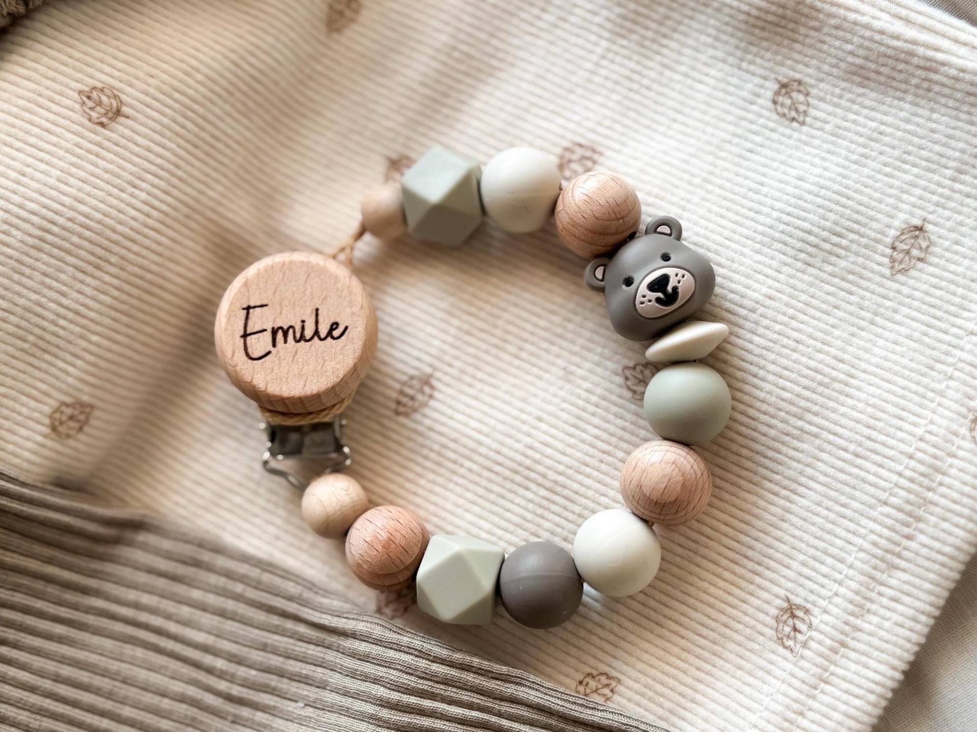 Schnullerkette Mit Namen Personalisiert in Taupe Und Grüntönen Bär Für Jungs Als Geschenk Zur Geburt Oder Taufe von Etsy - LeukkStudio