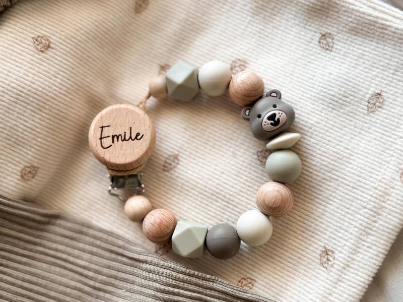 Schnullerkette Mit Namen Personalisiert in Taupe Und Grüntönen Bär Für Jungs Als Geschenk Zur Geburt Oder Taufe von Etsy - LeukkStudio
